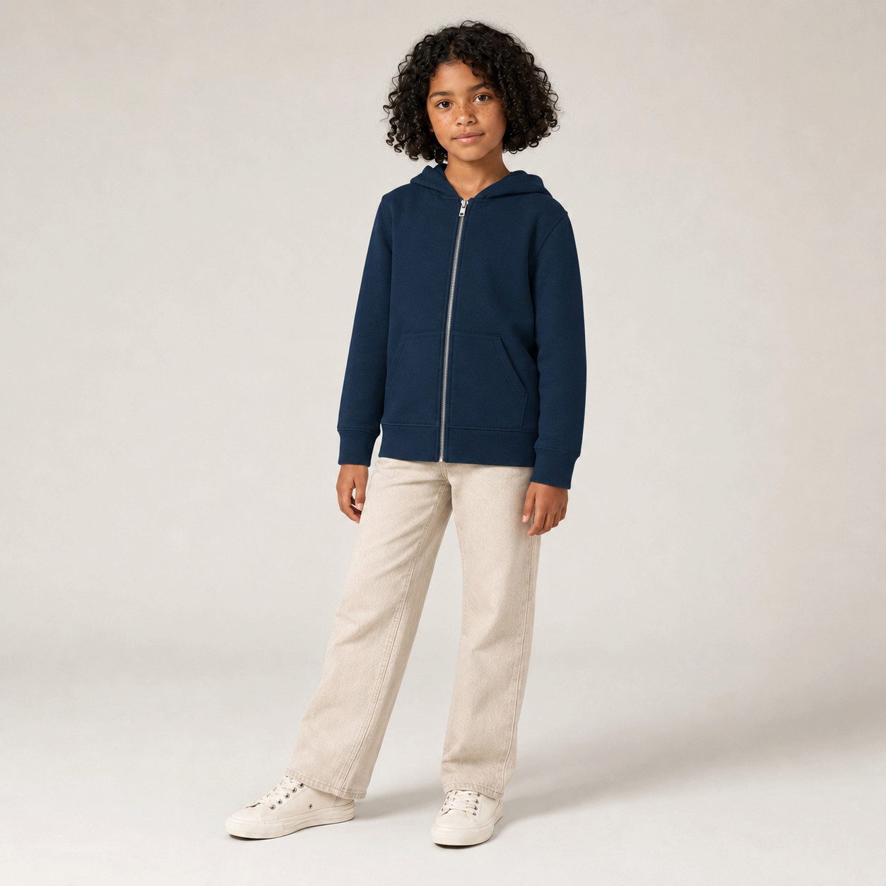Sitztgut Kapuzensweatjacke Kinder Zip-Hoodie aus Bio-Baumwolle (1-tlg) Doppellagige Kapuze, Metallreißverschluss und Kängurutaschen