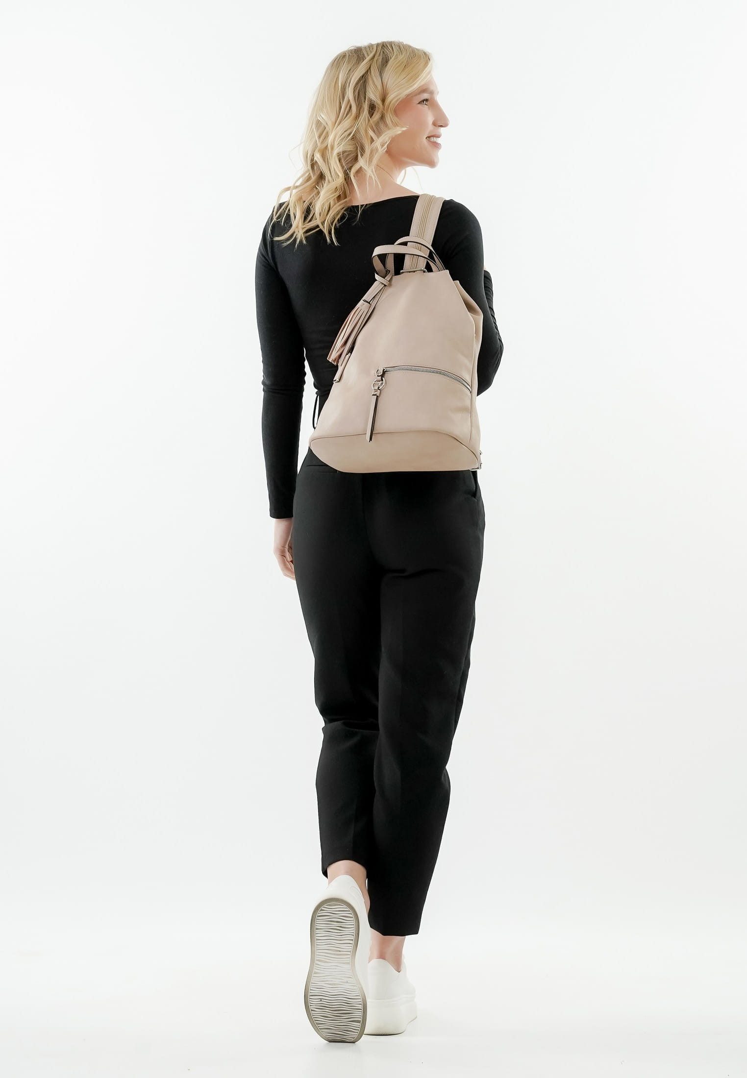 Tamaris Cityrucksack TAS Nele, Logo Anhänger