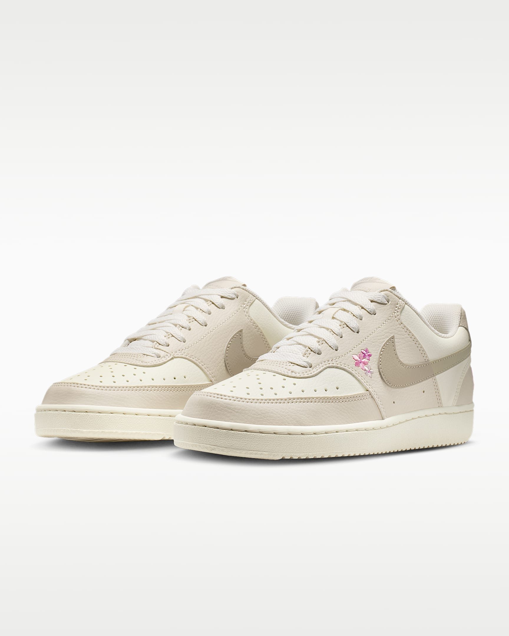 Nike Sportswear WMNS COURT VISION LOW SE Sneaker inspiriert vom Design des Nike Air Force