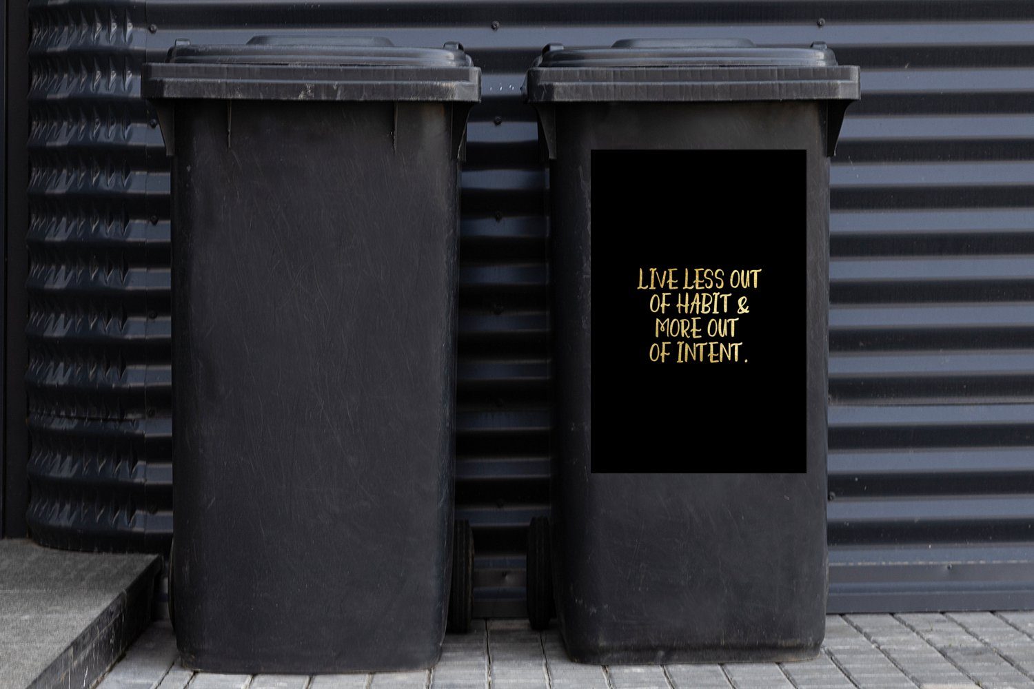 Zitat Gold MuchoWow Gewohnheit - Container, Wandsticker - - Sticker, (1 Mülleimer-aufkleber, St), Schwarz Abfalbehälter Mülltonne,