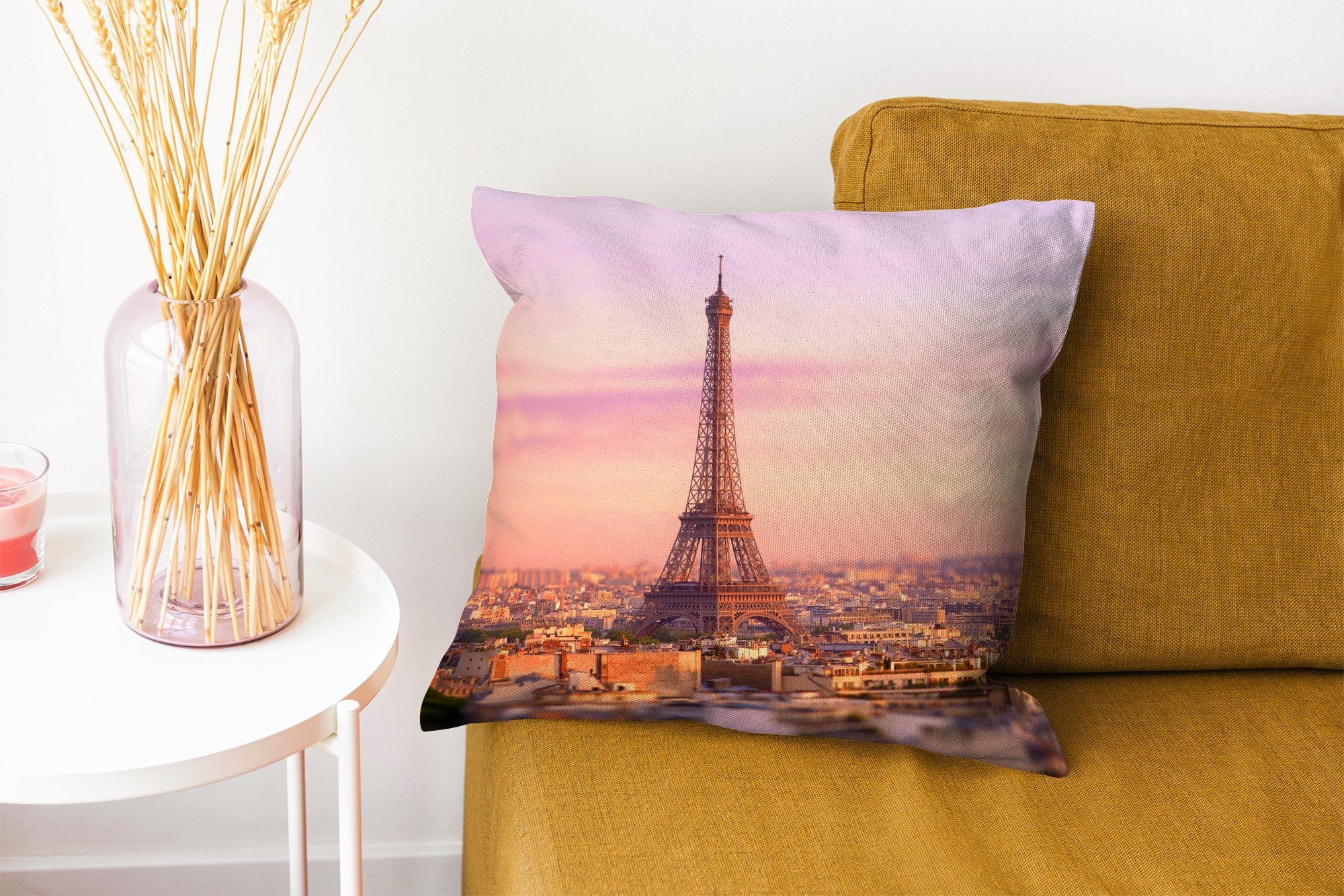 Eiffelturm, mit Dekokissen MuchoWow Sofakissen Schlafzimmer, Blick Paris über Deko, mit Wohzimmer, dem für aufragenden Zierkissen darüber Füllung