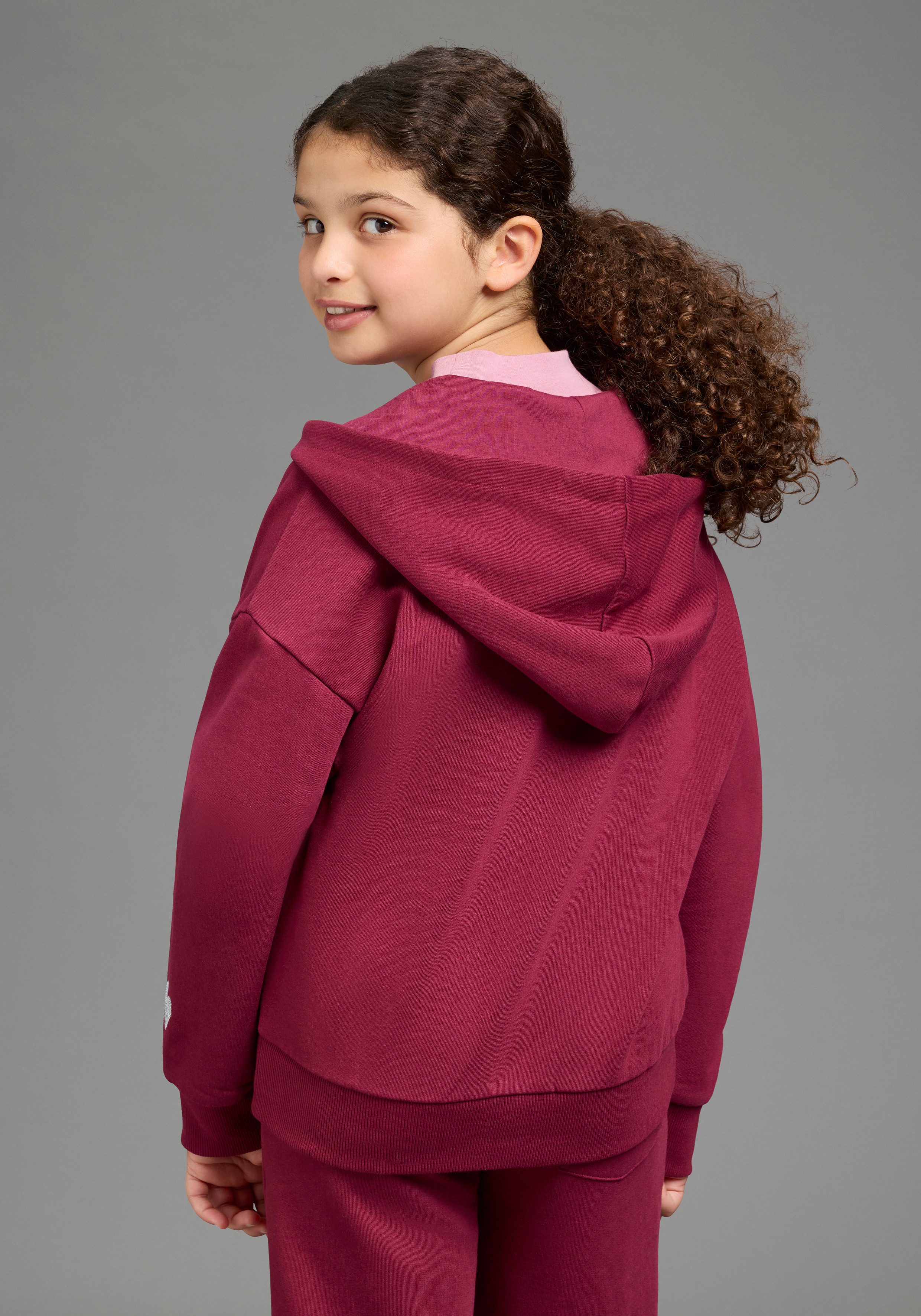 KIDSWORLD Kapuzensweatjacke Lässige Sweatjacke mit kleinem Logo Lockere Form