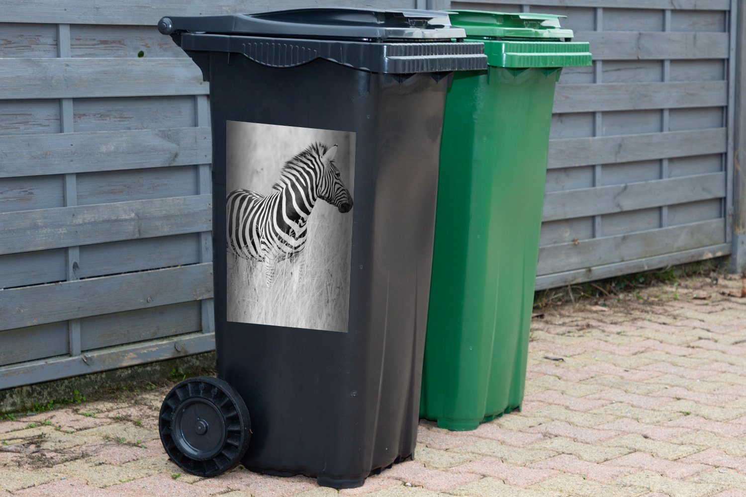MuchoWow Wandsticker Zebra auf Mülltonne, (1 der Sticker, Mülleimer-aufkleber, St), Container, Abfalbehälter Wiese