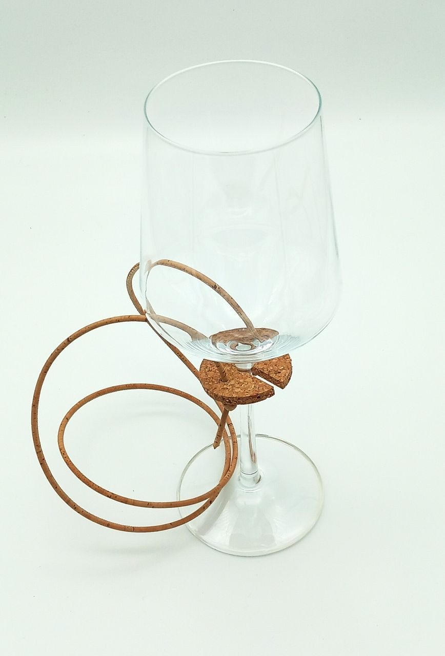 Kork-Deko.de Weinglas Weinglashalter aus Kork – Glas bequem umhängen & Hände frei haben, Kork