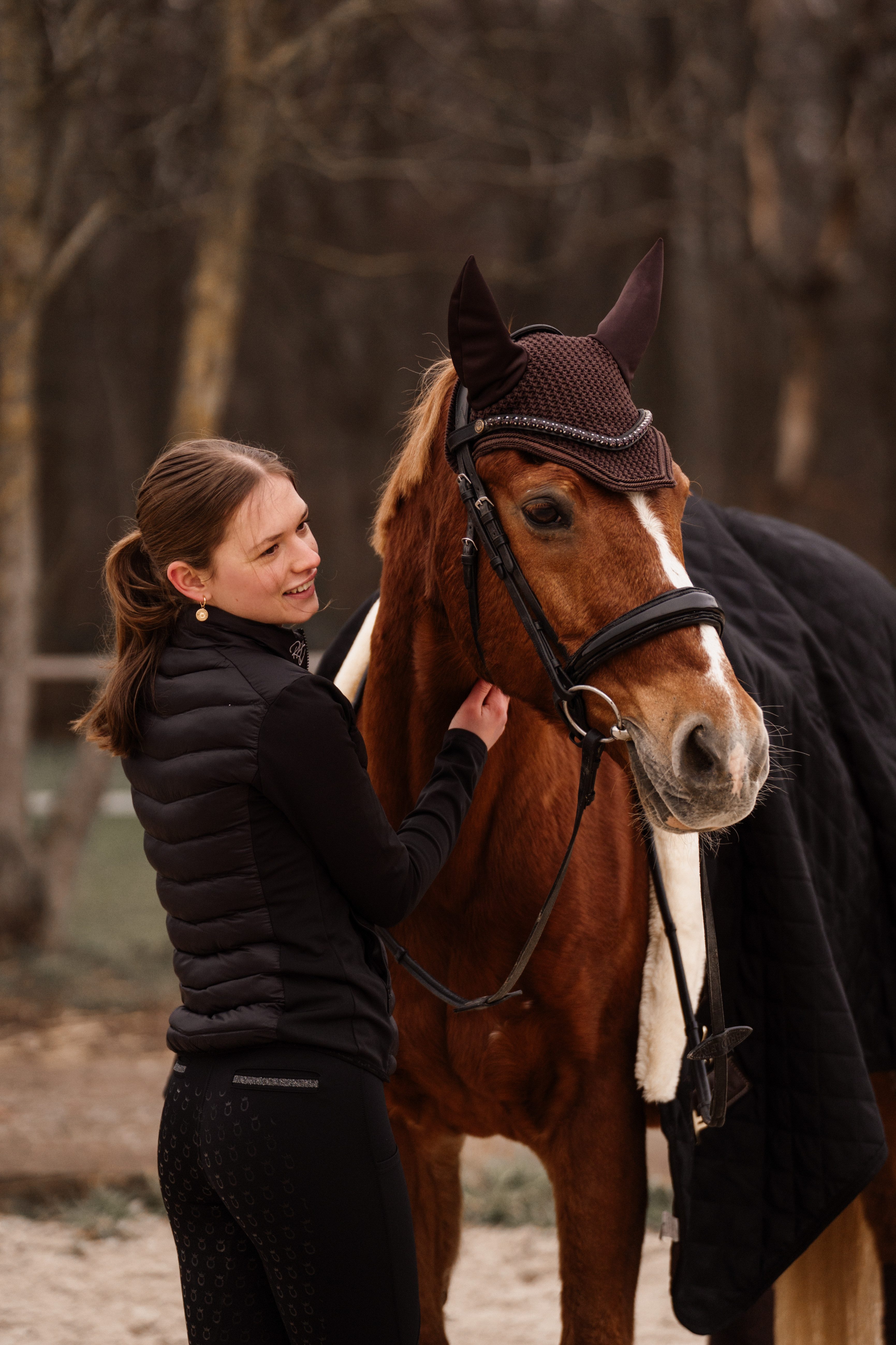 Equimour Fliegenhaube Fliegenhaube Pferd – Chocolate, atmungsaktiv, Baumwolle, elegant (1 St), atmungsaktiv, Baumwolle, elastisch, elegant, Glitzerkordel