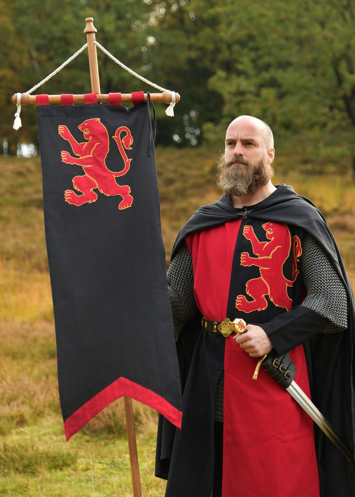 Battle Merchant Ritter-Kostüm Mittelalter Fahne mit Löwe, schwarz - rot