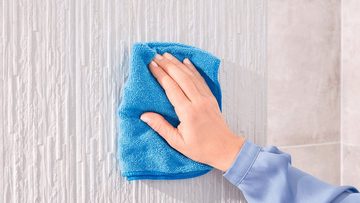 tesa Handtuchring DELUXXE Handtuchhalter ohne Bohren - 15,6 cm : 12,5 cm : 18,4 cm, selbstklebender Handtuchhalter - chrom - silber glänzend