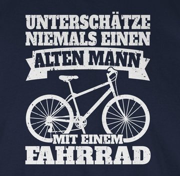 Shirtracer T-Shirt Unterschätze niemals einen alten Mann mit einem Fahrrad - weiß Fahrrad Bekleidung Radsport