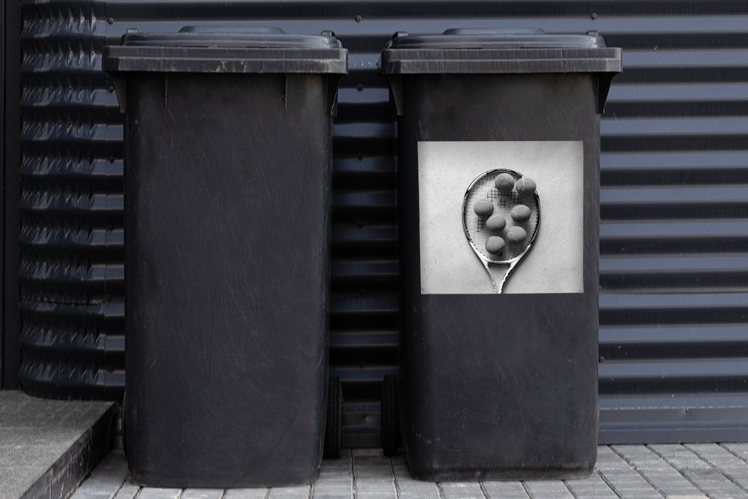 schwarz Sticker, weiß MuchoWow Tennisschläger (1 Mülleimer-aufkleber, Container, mit und vielen Tennisbällen Abfalbehälter Mülltonne, St), Wandsticker -