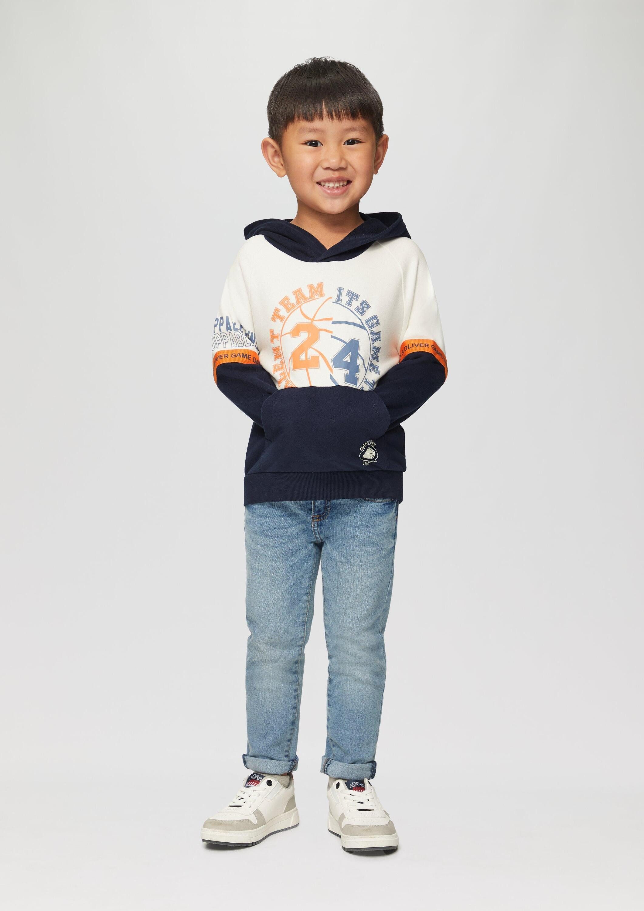 s.Oliver Sweatshirt Sweatshirt Zweifarbiges Kapuzen-Sweatshirt mit Print-Details – Bild 3 von 3