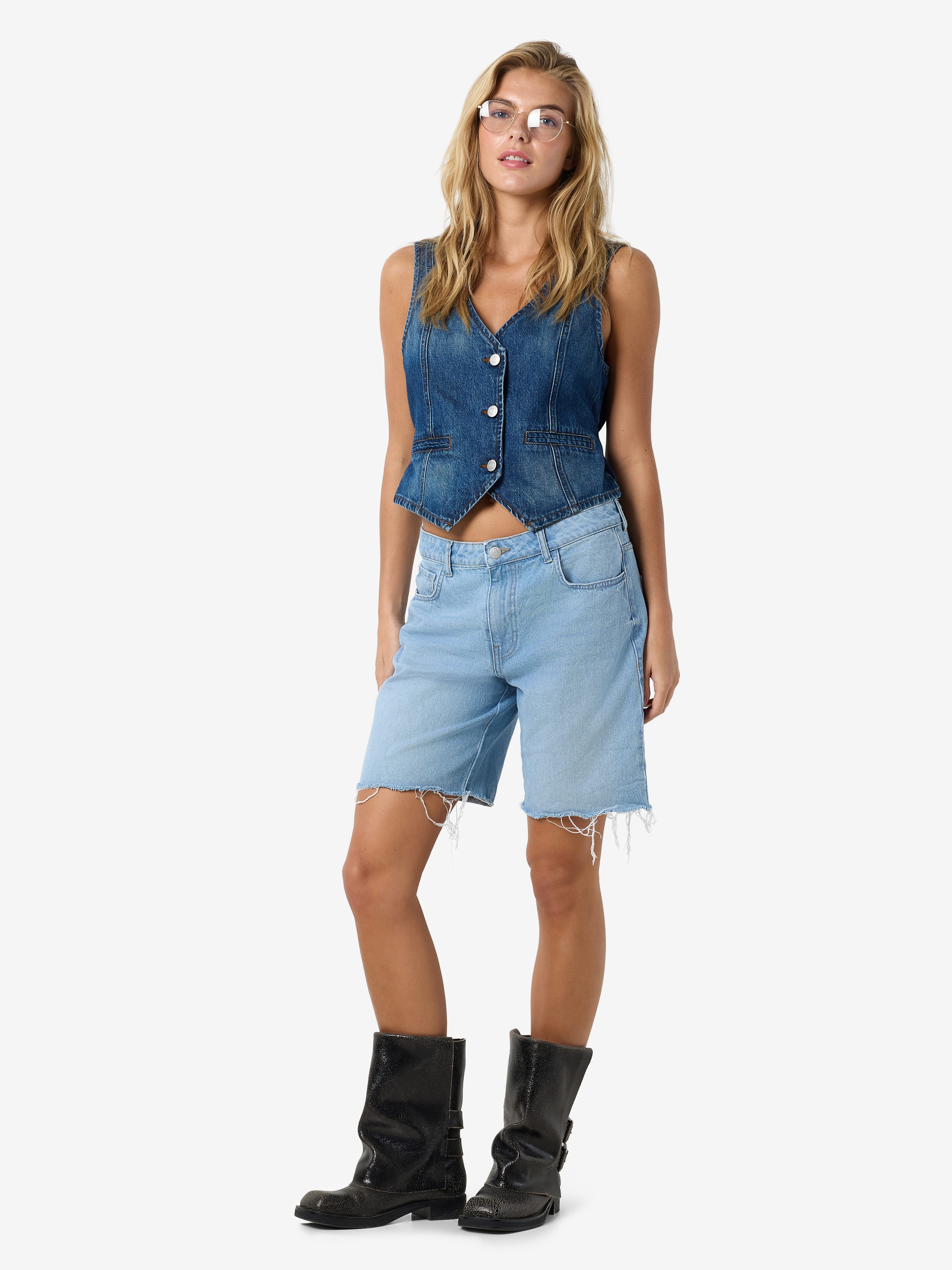 Noisy may Jeansshorts NMHOLLA NW LOOSE SHORT AZ425LB NOOS modisch offene Säume