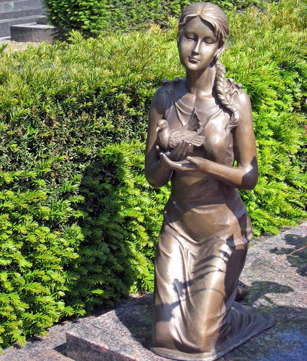 Skulptur Bronzefigur kniende Frau mit Vogel in Händen