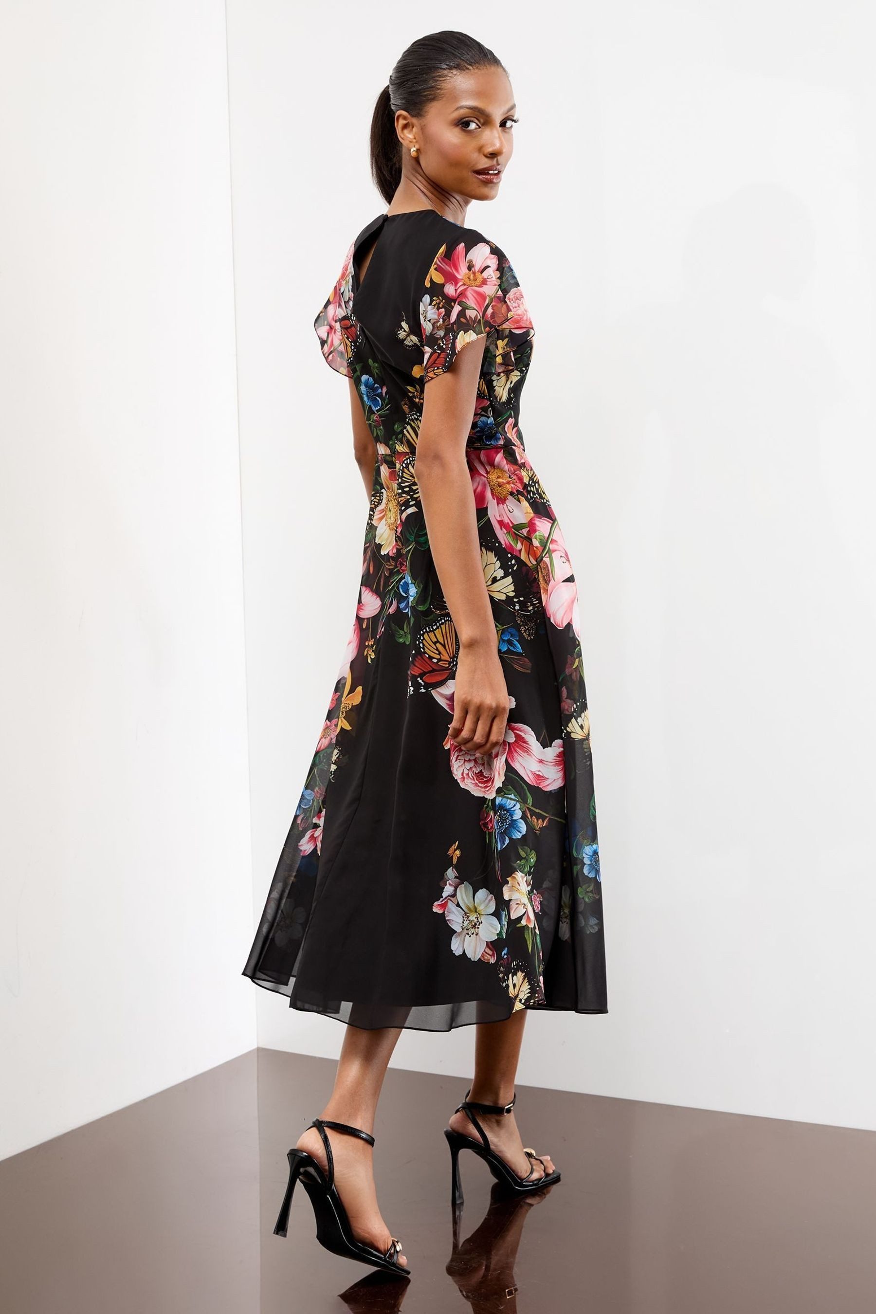 LIPSY Midikleid Lipsy Ausgestelltes Chiffon-Midikleid, Regular (1-tlg) günstig online kaufen