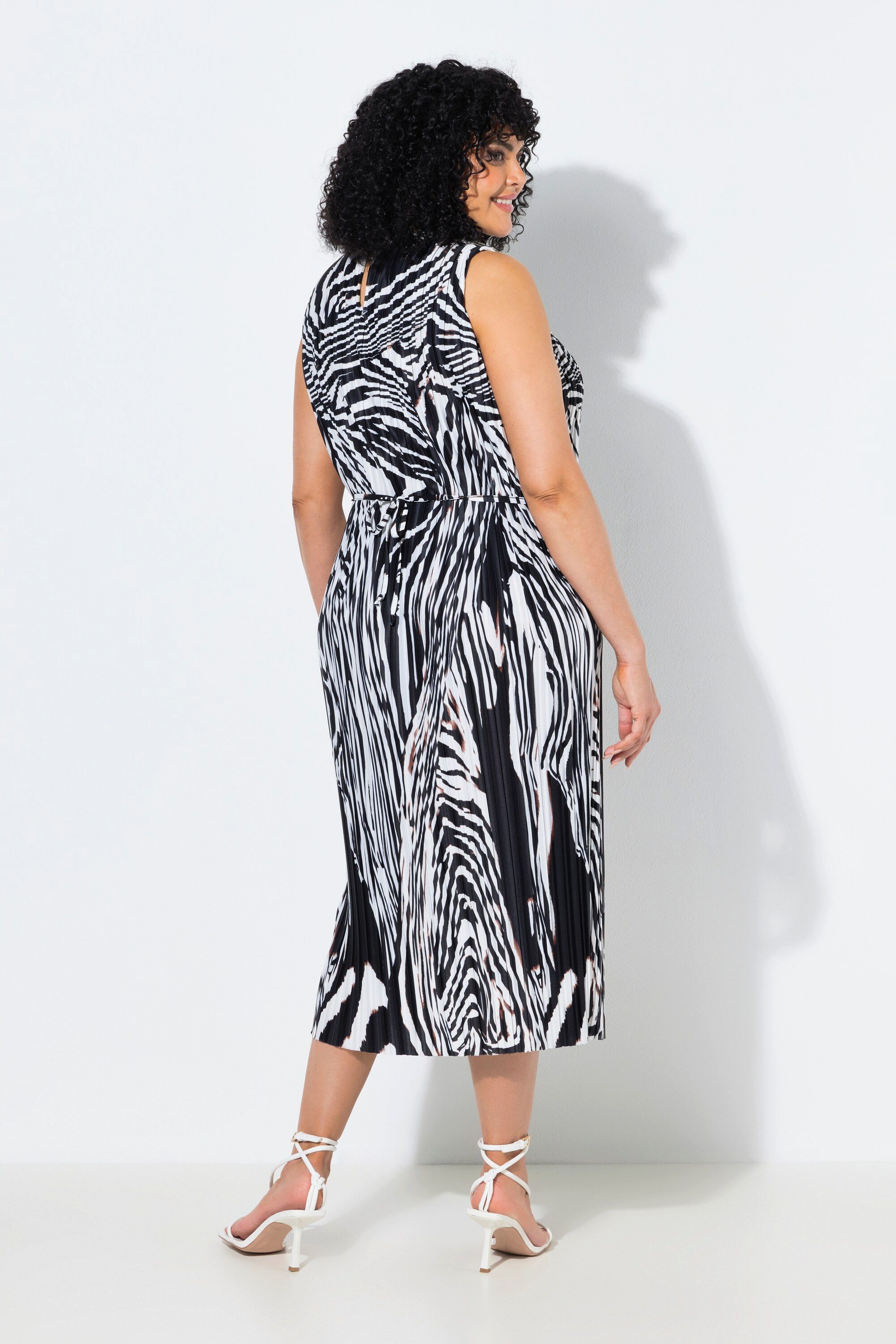 Ulla Popken Midikleid Midi-Plisseekleid Zebramuster Rundhals ärmellos