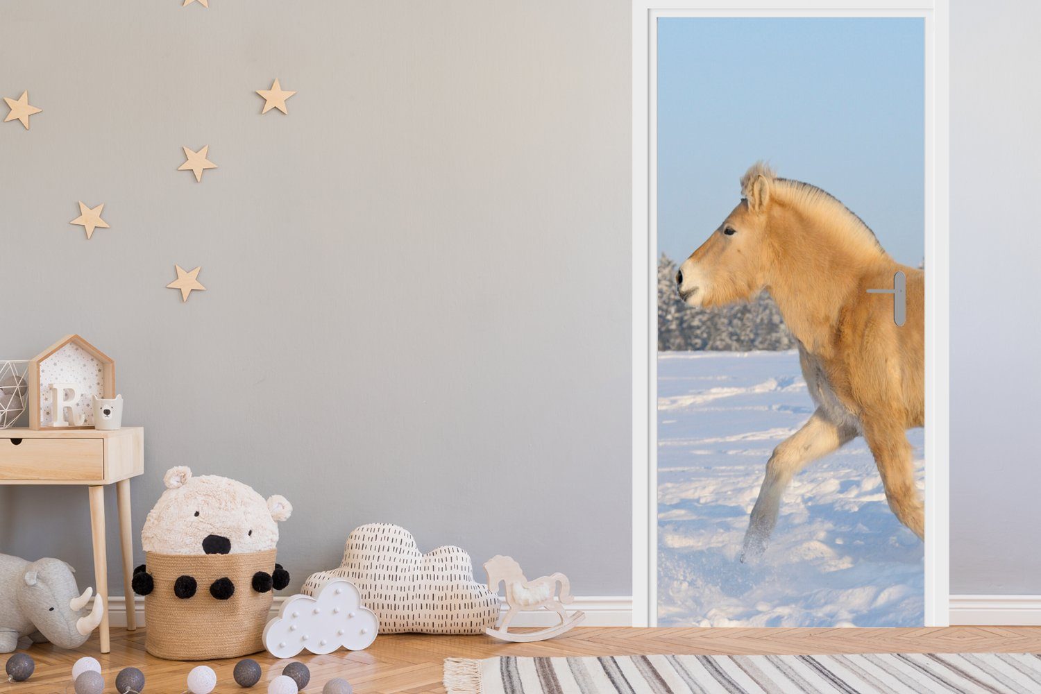 für Trabendes im Schnee, bedruckt, Fjordpferd Türaufkleber, Matt, Fototapete Tür, MuchoWow Türtapete St), (1 cm 75x205