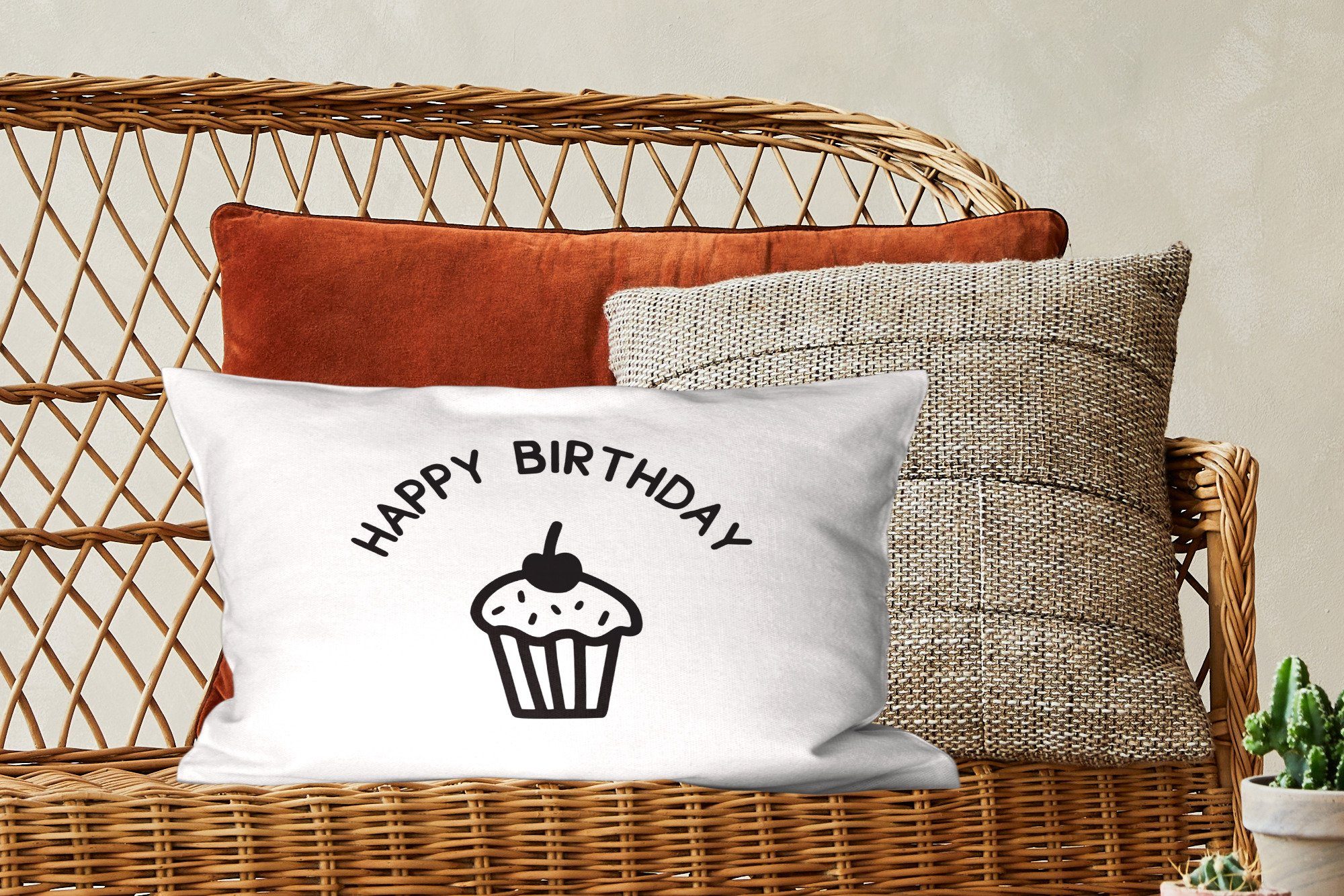 Schlafzimmer "Happy Zitat mit mit Dekokissen Dekoration, Birthday" MuchoWow Zierkissen, Cupcake auf weißem Dekokissen Füllung, Hintergrund, Wohzimmer einem