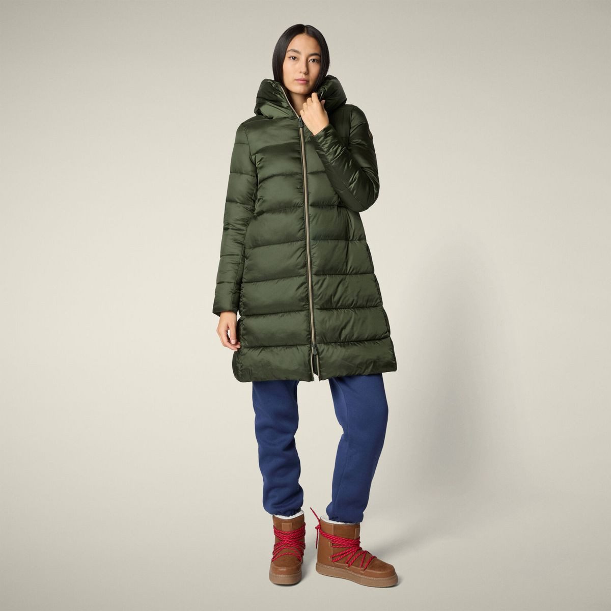 SAVE THE DUCK Outdoorjacke Lysa Eleganter Damenmantel mit Kapuze, winddichtem Nylon und praktischen