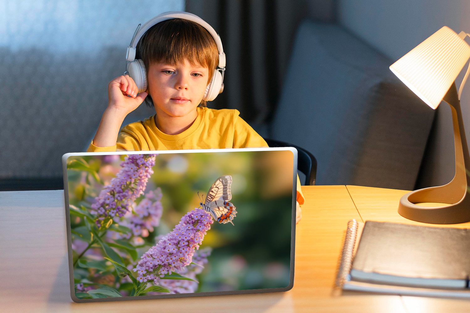 MuchoWow Laptop-Aufkleber Verschnörkelt - Schmetterling - Lila - Blumen, (1tlg), Laptop Folien Cover, Aufkleber, Sticker, Schutz vor Kratzern, 30x21 cm