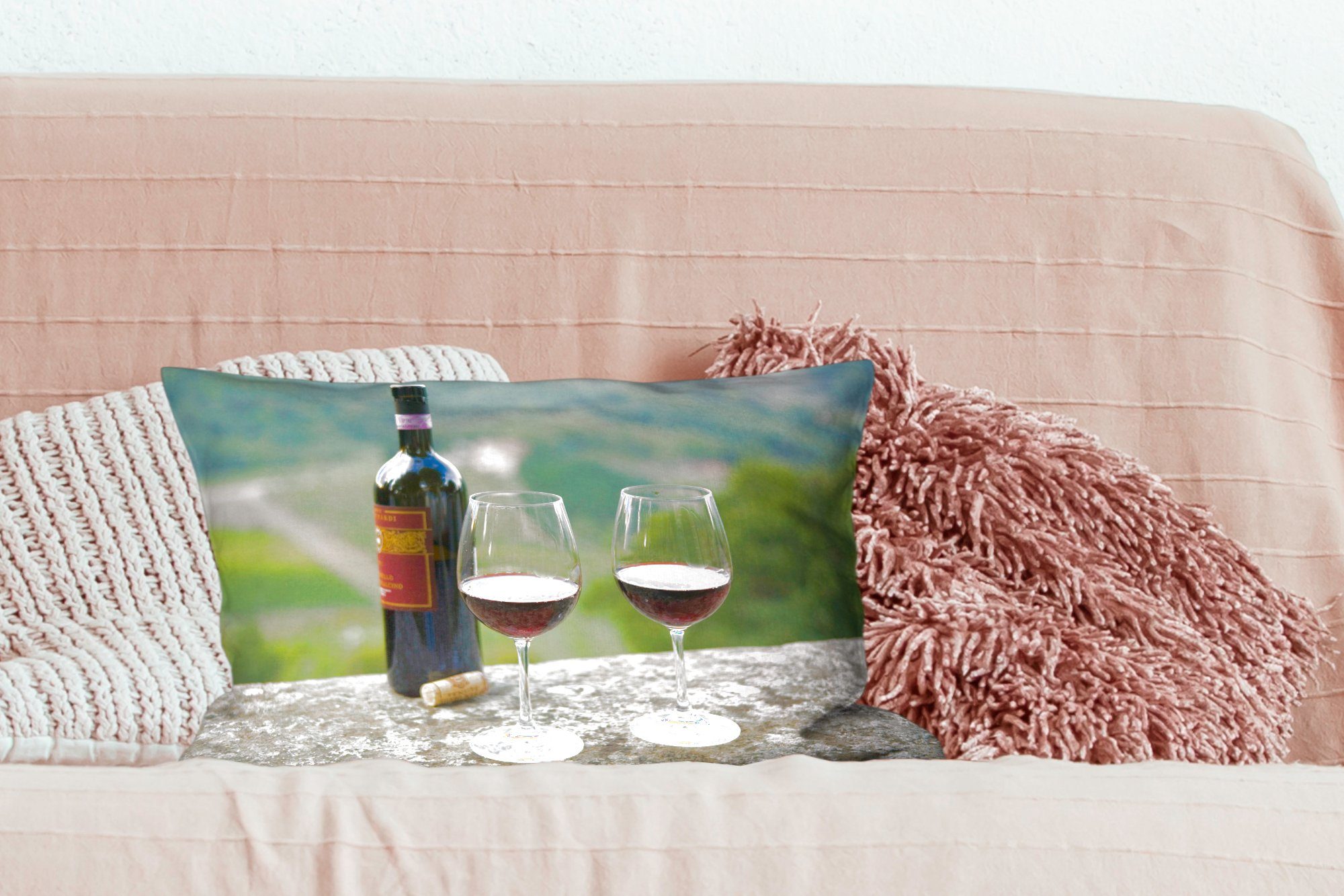Sangiovese-Weinbergen Füllung, MuchoWow Hintergrund, Dekoration, mit Schlafzimmer Wohzimmer Dekokissen Rotwein mit im Zierkissen, Dekokissen Eine Flasche
