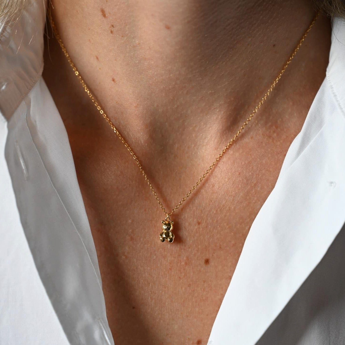 Runde Perlé Kette mit Anhänger Mini Teddybär, minimalistische Halskette, 925er Silber, 18K Gold