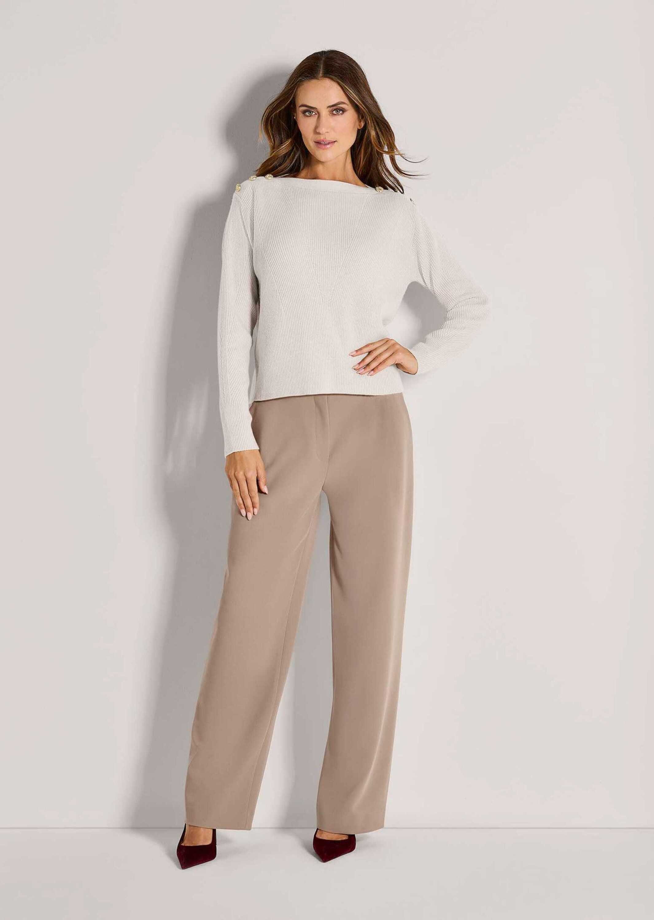 MADELEINE Strickpullover Eleganter Rippstrickpullover mit U-Boot-Ausschnitt Winterlicher Pullover mit edlen Schmuckknöpfen und langen Ärmeln