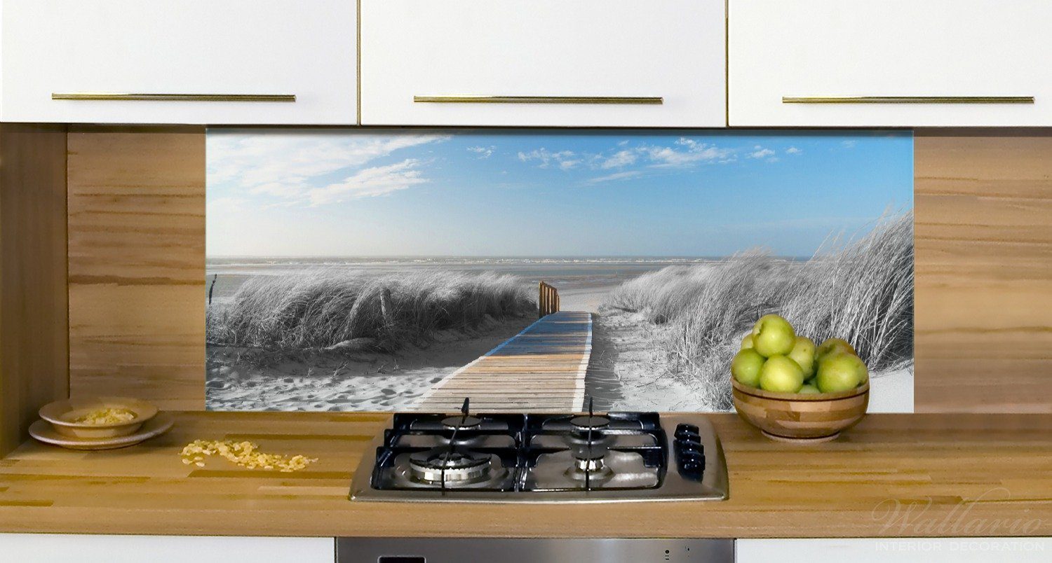 zum in dem Holzweg Küchenrückwand Optik, Strand Wallario Auf schwarz-weiß (1-tlg)