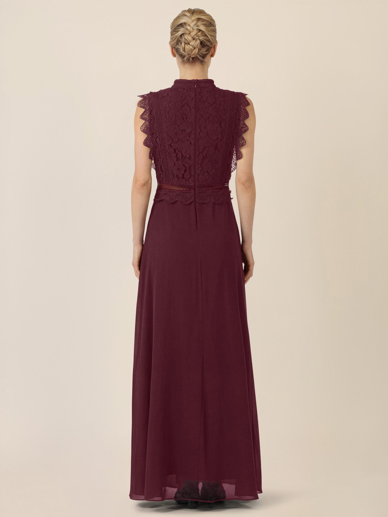 Apart Abendkleid mit Häkelspitze und Stehkragen