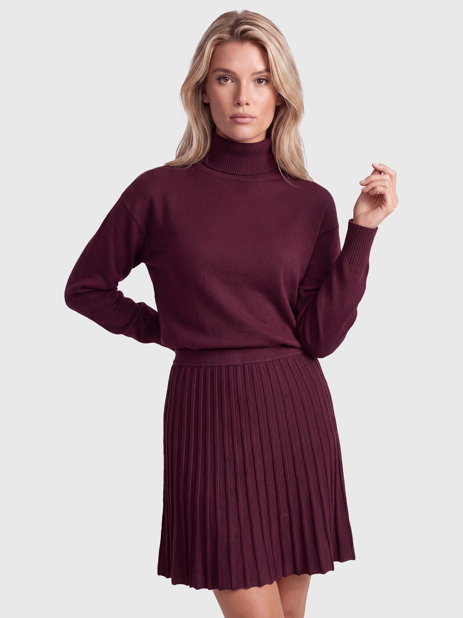 Apart Strickkleid mit Rollkragen und Faltenrock
