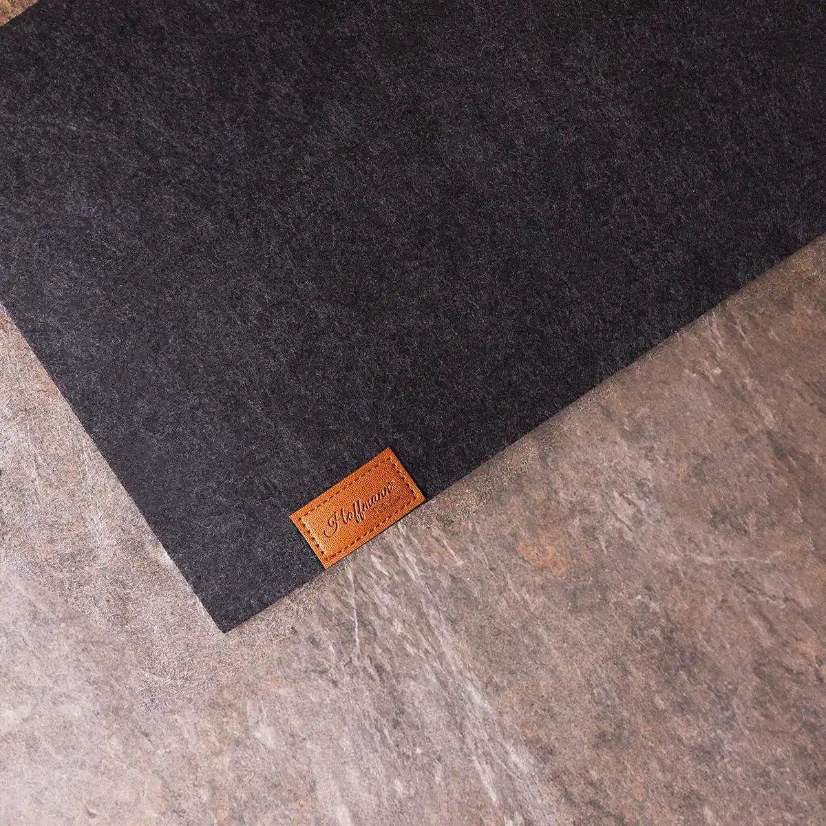 Hoffmann Germany Tischläufer Filz Tischläufer 100×30 cm, anthrazit, hitzebeständig, abwaschbar, 5 mm Filz, abwaschbar, 200°C, 90% Polyester, zeitloses Design – Bild 2 von 5
