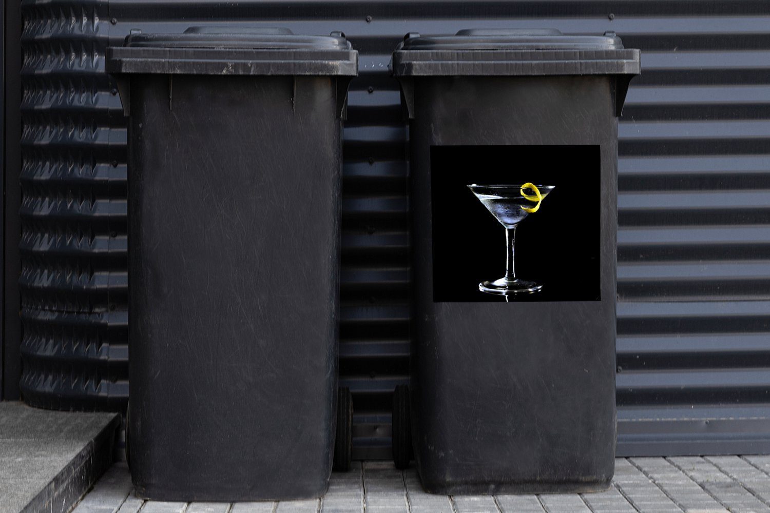 Wandsticker mit Abfalbehälter St), Mülleimer-aufkleber, Mülltonne, auf Container, (1 Sticker, MuchoWow Zitronenspitze Martini schwarzem Hintergrund