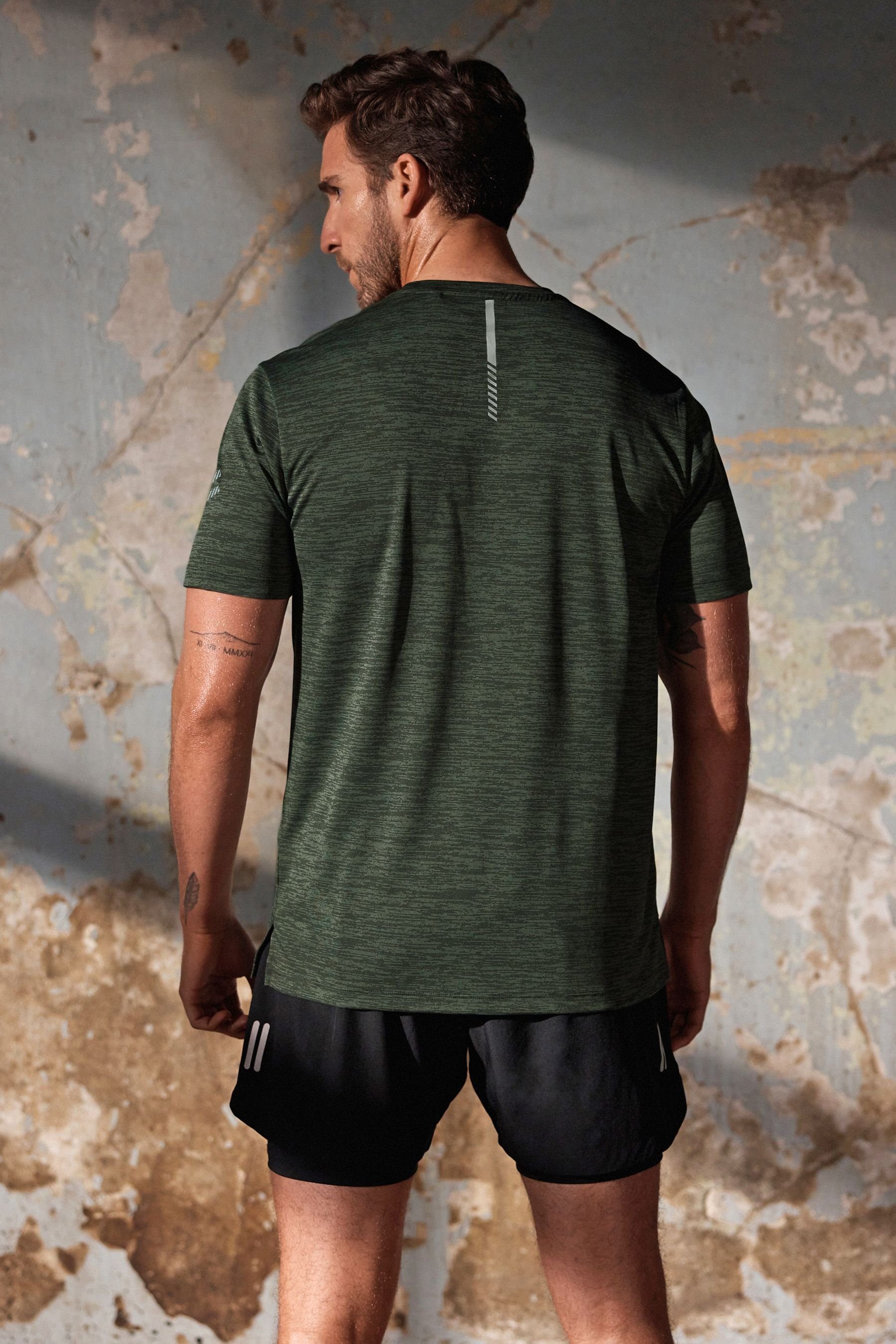 Next Trainingsshirt Next Active (1-tlg) Sport-T-Shirt Khaki Green