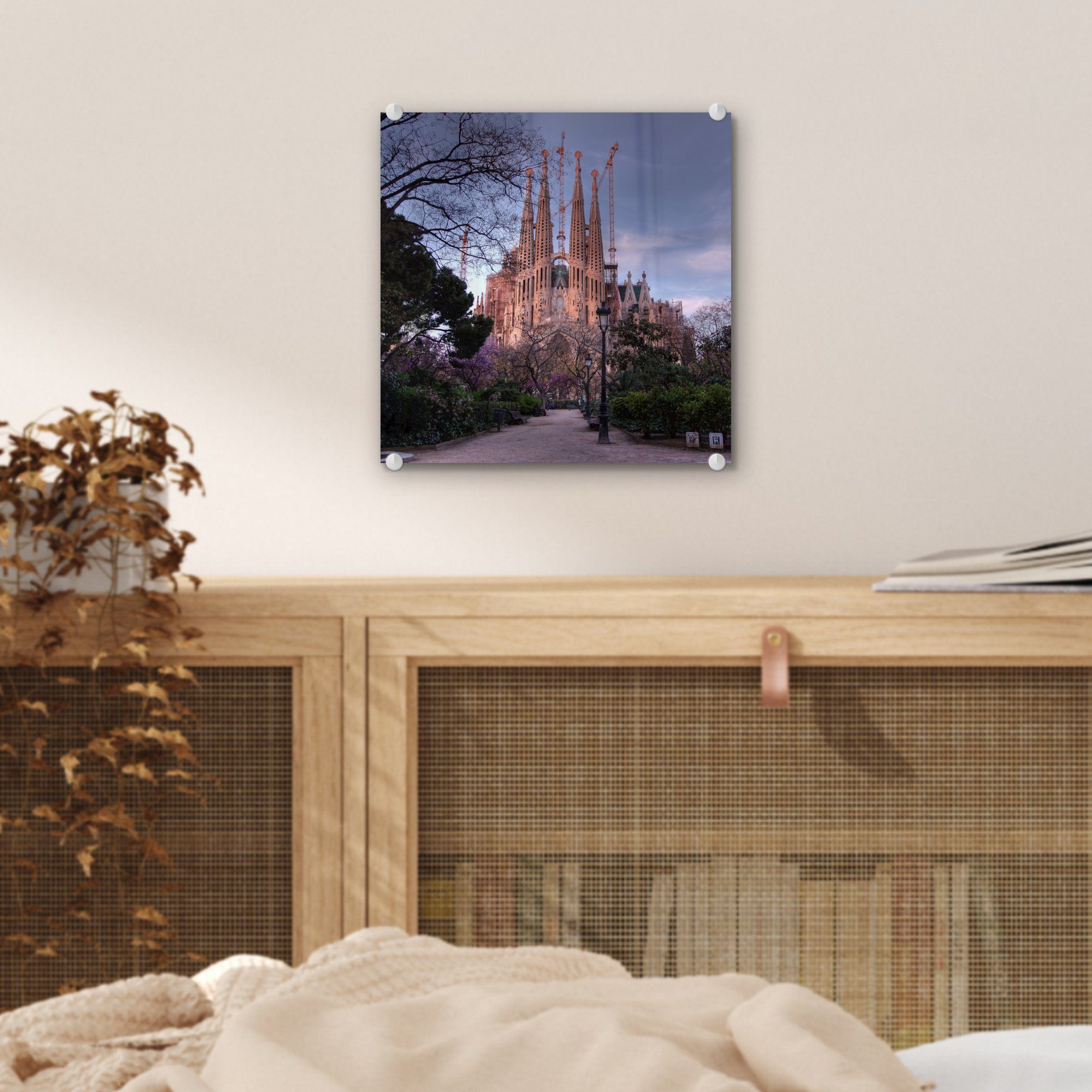 MuchoWow Acrylglasbild Sagrada Familia in - - Abenddämmerung, Wandbild auf auf der Foto Wanddekoration Glas Glas (1 St), Glasbilder in - Barcelona Bilder