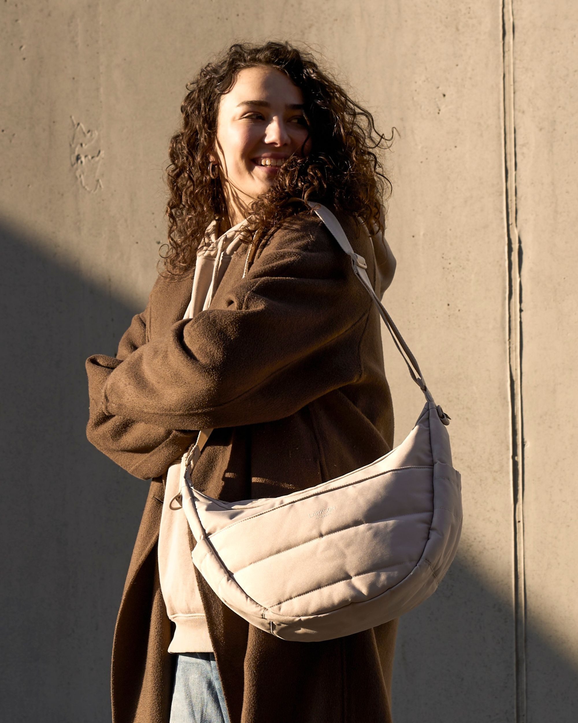 LARKSON Umhängetasche Emma Half Moon Bag, Puffer Halbmondtasche mit vielen Fächern