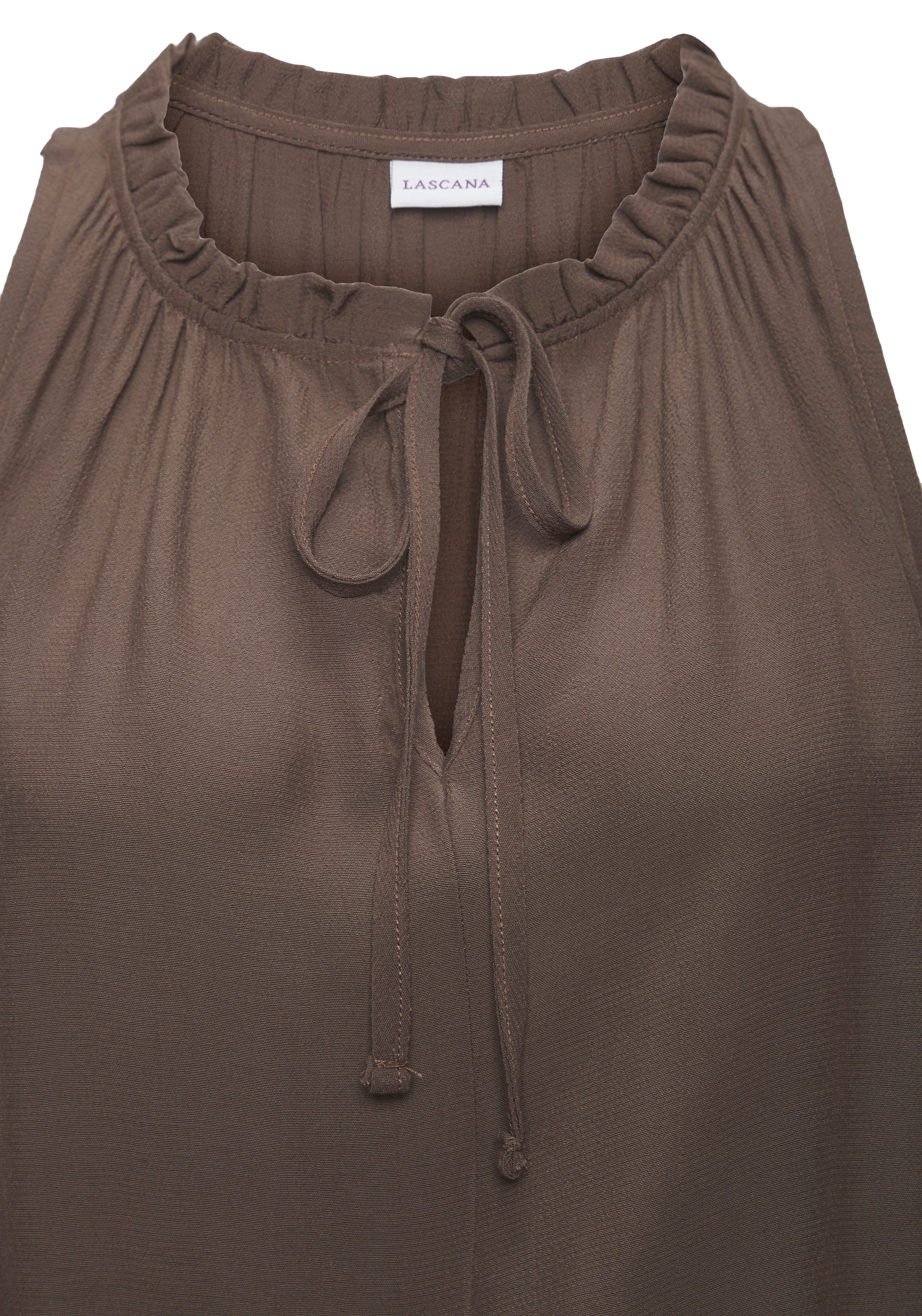 LASCANA Sommerkleid aus leicht strukturierter Webqualität mit Rüschendetails luftiges Partykleid, kurzes Strandkleid,Minikleid mit Volants,Festival – Bild 5 von 5