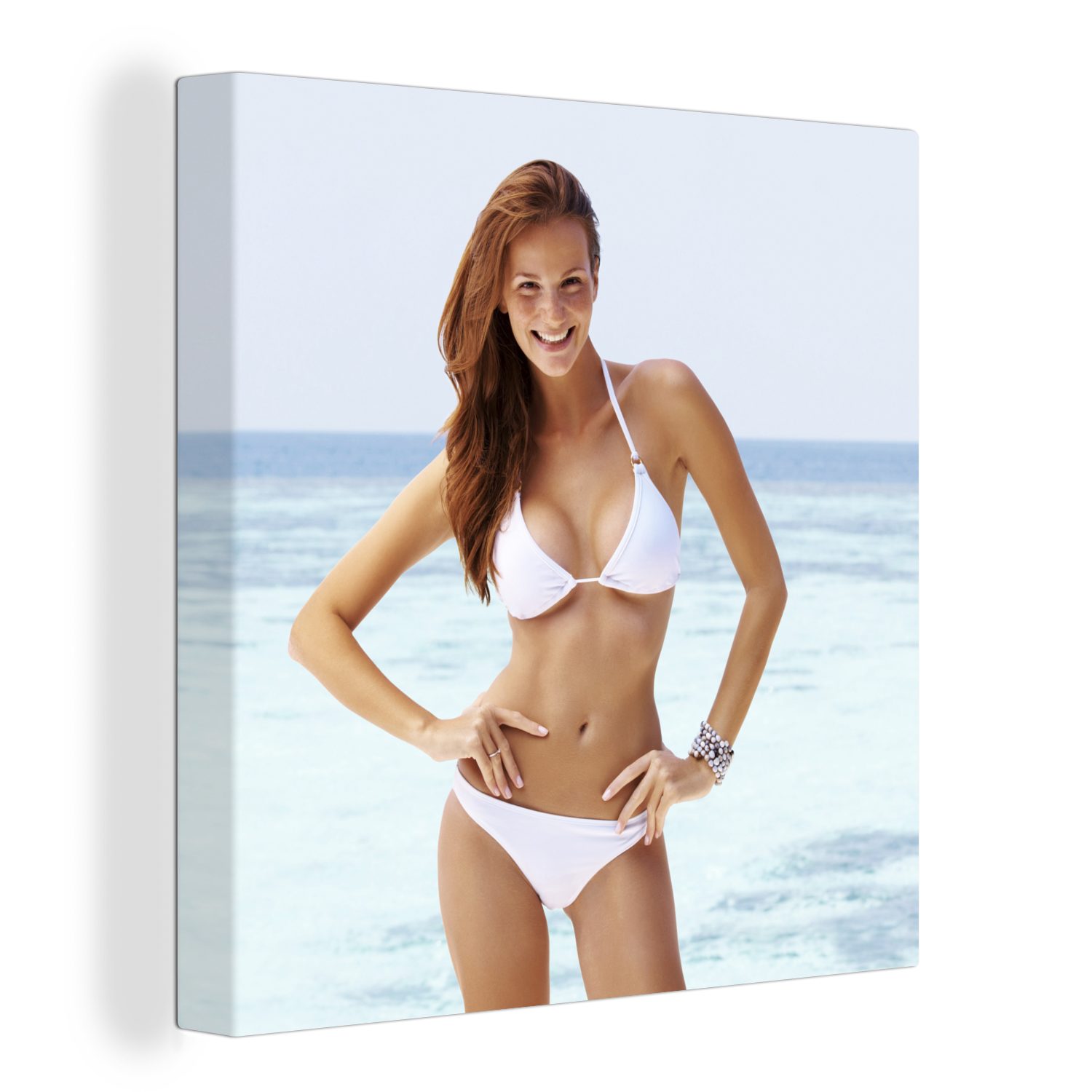 OneMillionCanvasses® Leinwandbild Eine junge Frau in einem weißen Bikini posiert für die Kamera, (1 St), Leinwand Bilder für Wohnzimmer Schlafzimmer