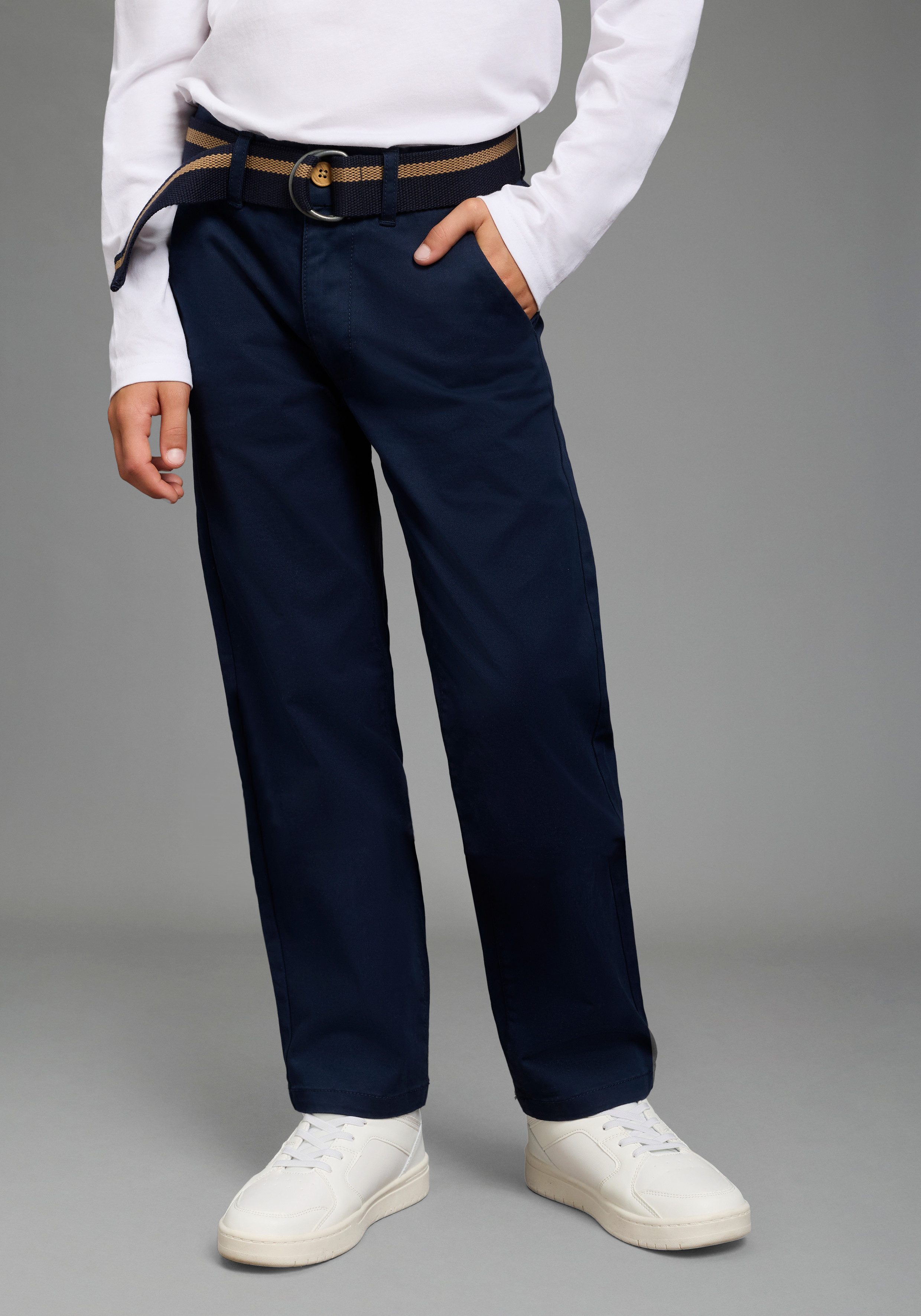 KangaROOS Chinohose KangaROOS Chinohose mit Gürtel im Set (Set, 2-tlg., 2) Hose im perfekten Look, gerades Bein, verstellbarer Gummizugbund