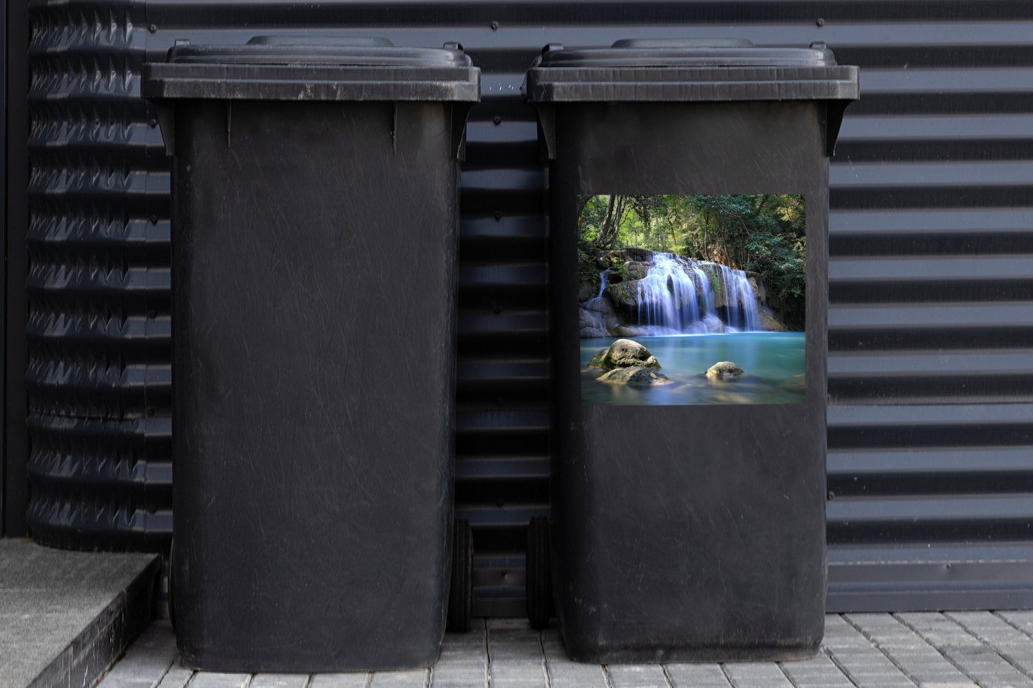 MuchoWow Wandsticker Felsen St), Wasserfällen Sticker, Mülleimer-aufkleber, Erawan-Nationalparks unter Mülltonne, (1 des Abfalbehälter den Container