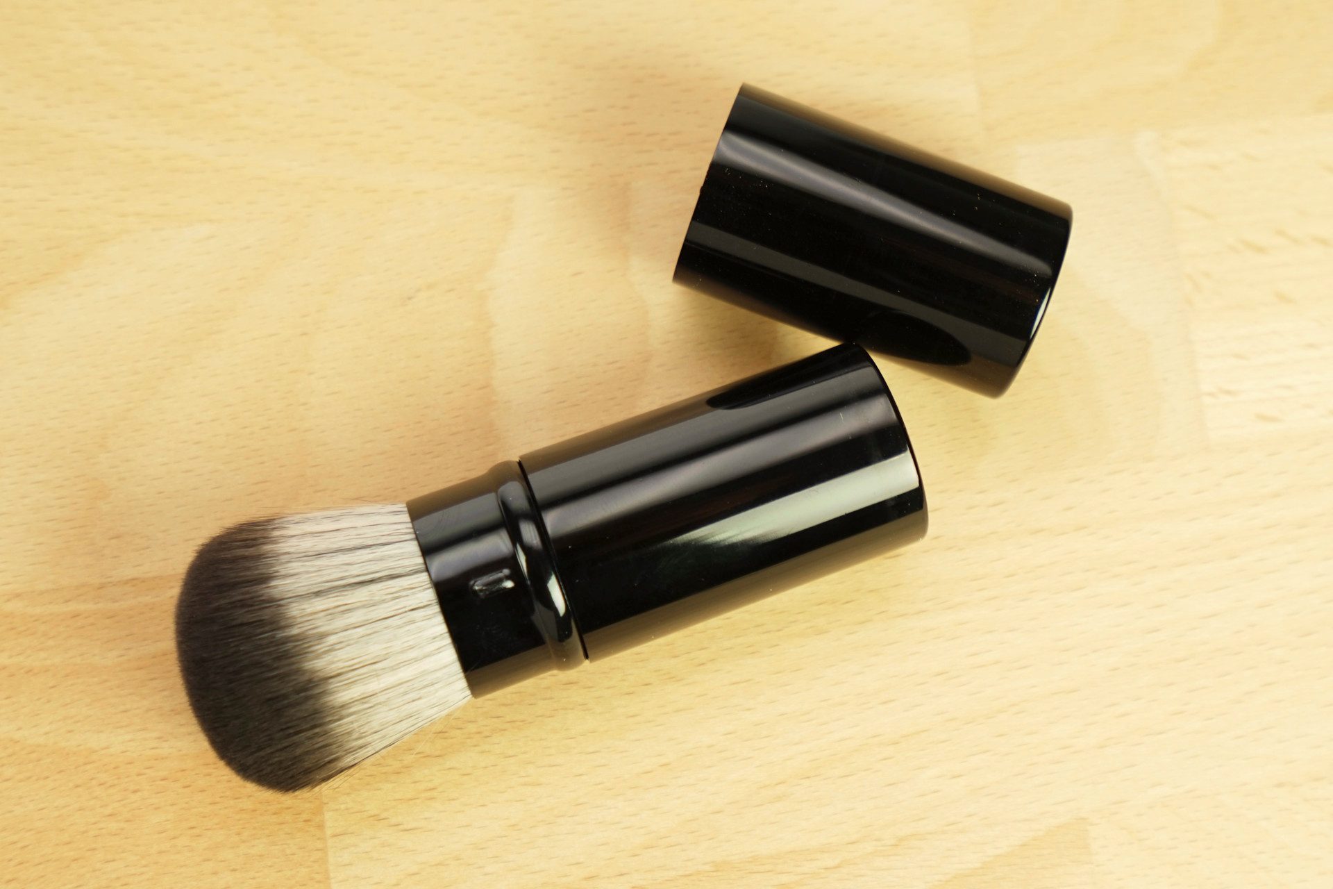 Fantasia Beauty Puderpinsel Puderpinsel, einschiebbar, schwarz, Toray-Haar, Länge: 10 cm, Ø 3cm, 1 tlg., Einschiebbar mit Pinselkappe, hält Tasche und Pinselhaare sauber!