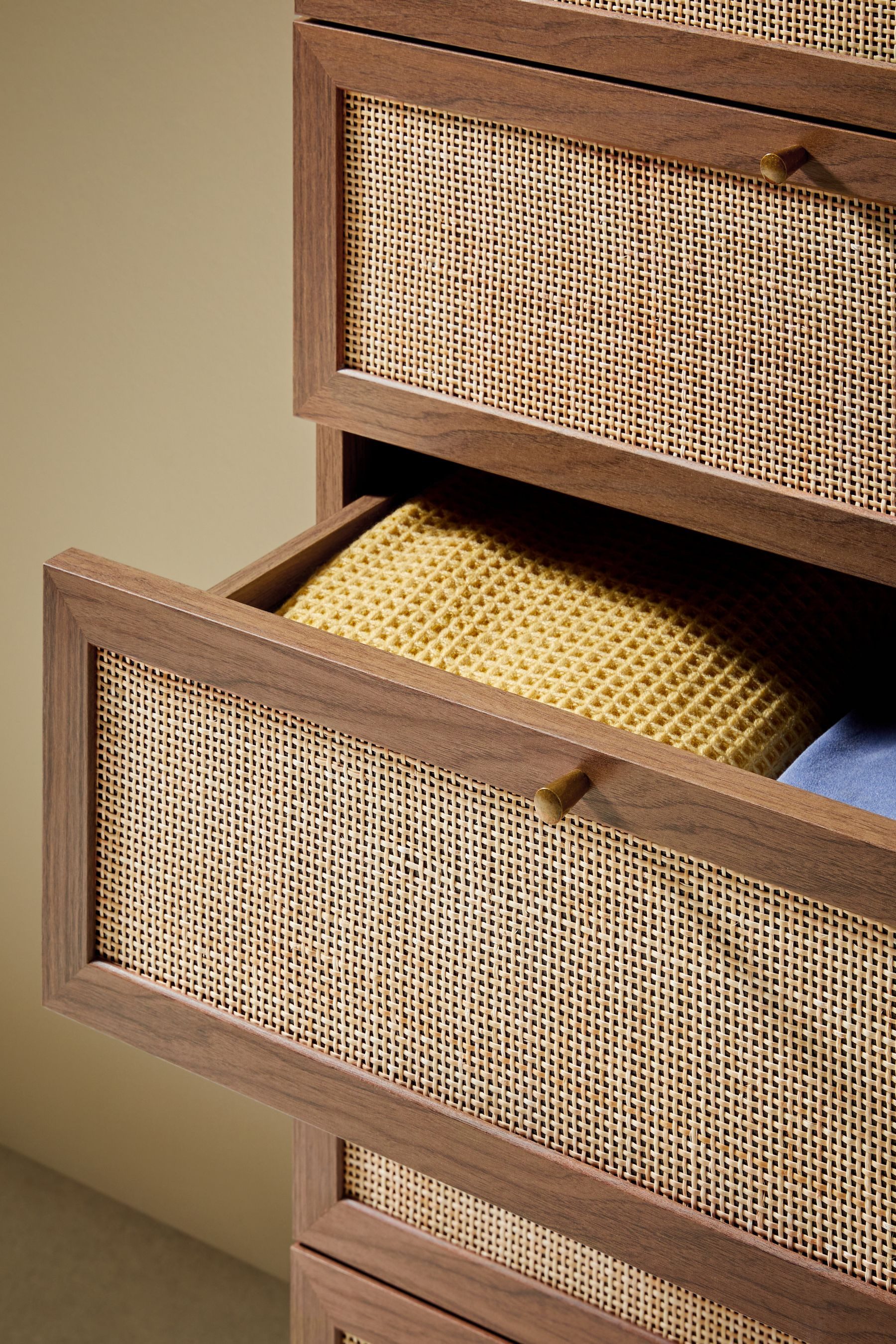 MADE Kommode MADE.COM Pavia Hohe Rattan-Kommode – 6 Schubladen (1 St)