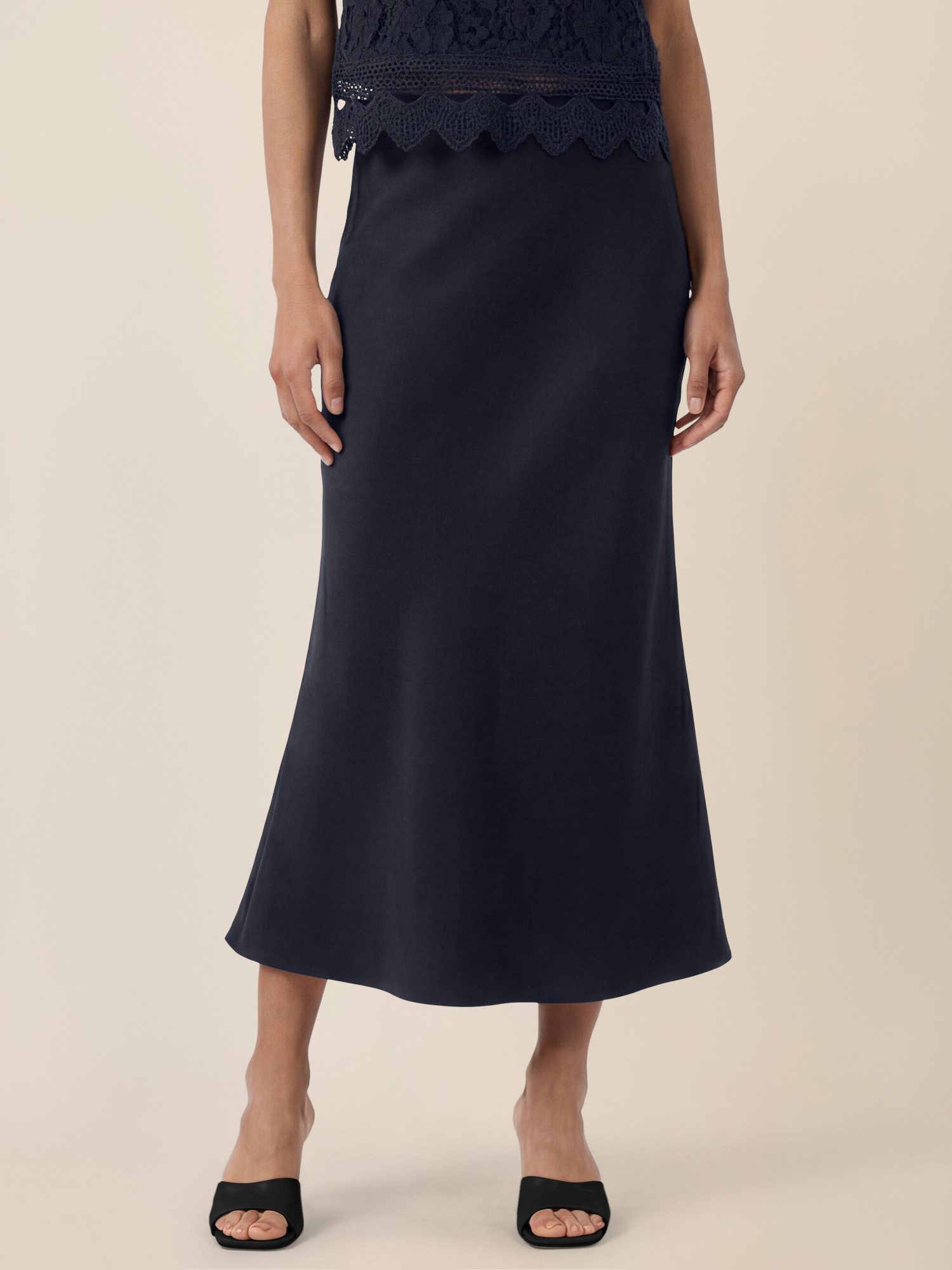 Apart Midirock in fließender Satin-Qualität