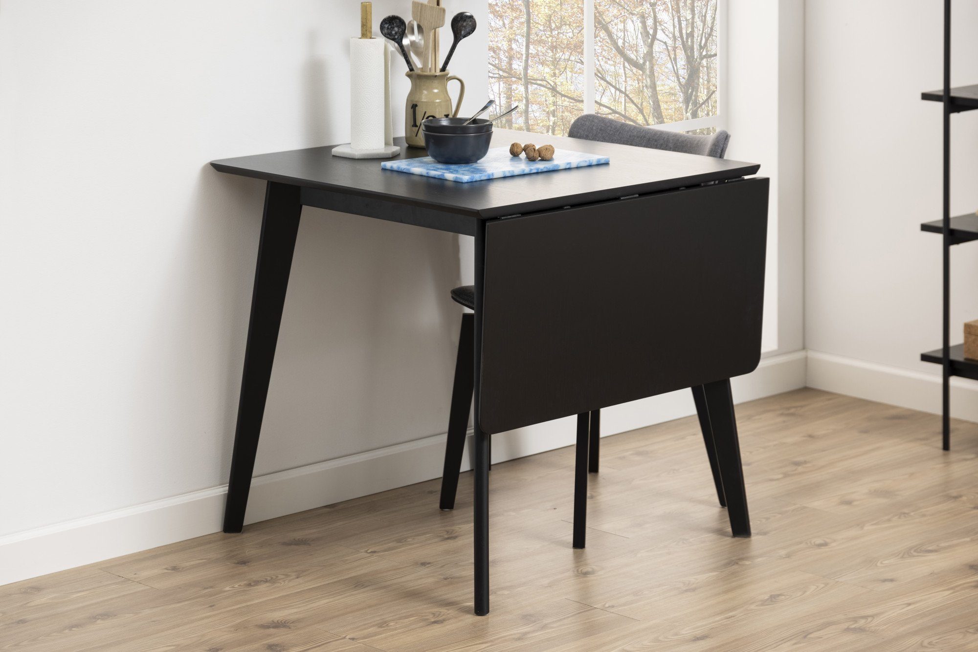 ACTONA GROUP Esstisch Roxby (1-St), Küchentisch, Tischplatte in MDF und  Eiche Furnier, mit 1 Klappe, Rahmen und Tischbeine in Gummibaum in schwarz  lackiert