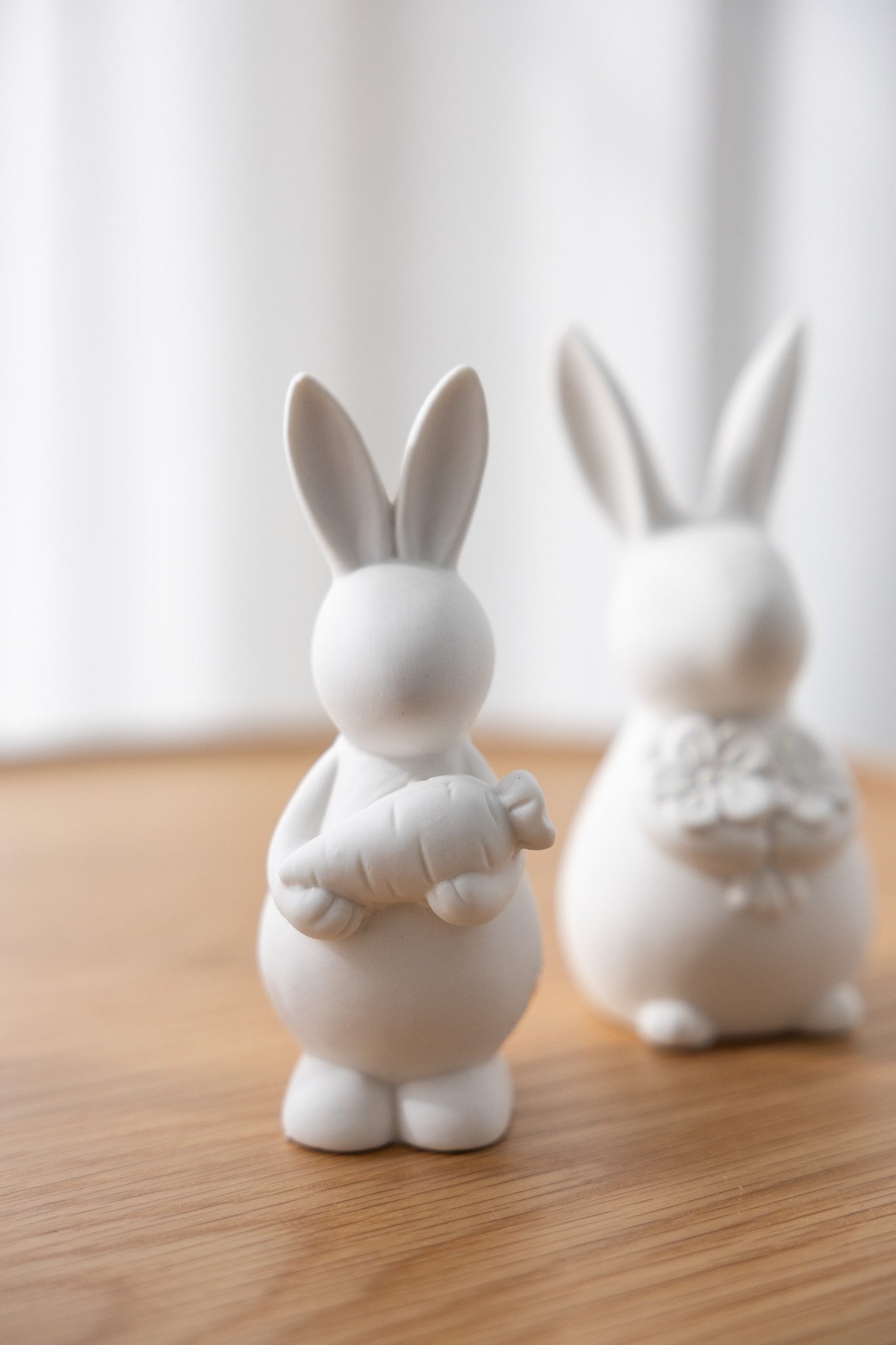 Storefactory Osterhase Harry mit Möhre – Keramik-Figur für Osterdeko, Matt-Weiß
