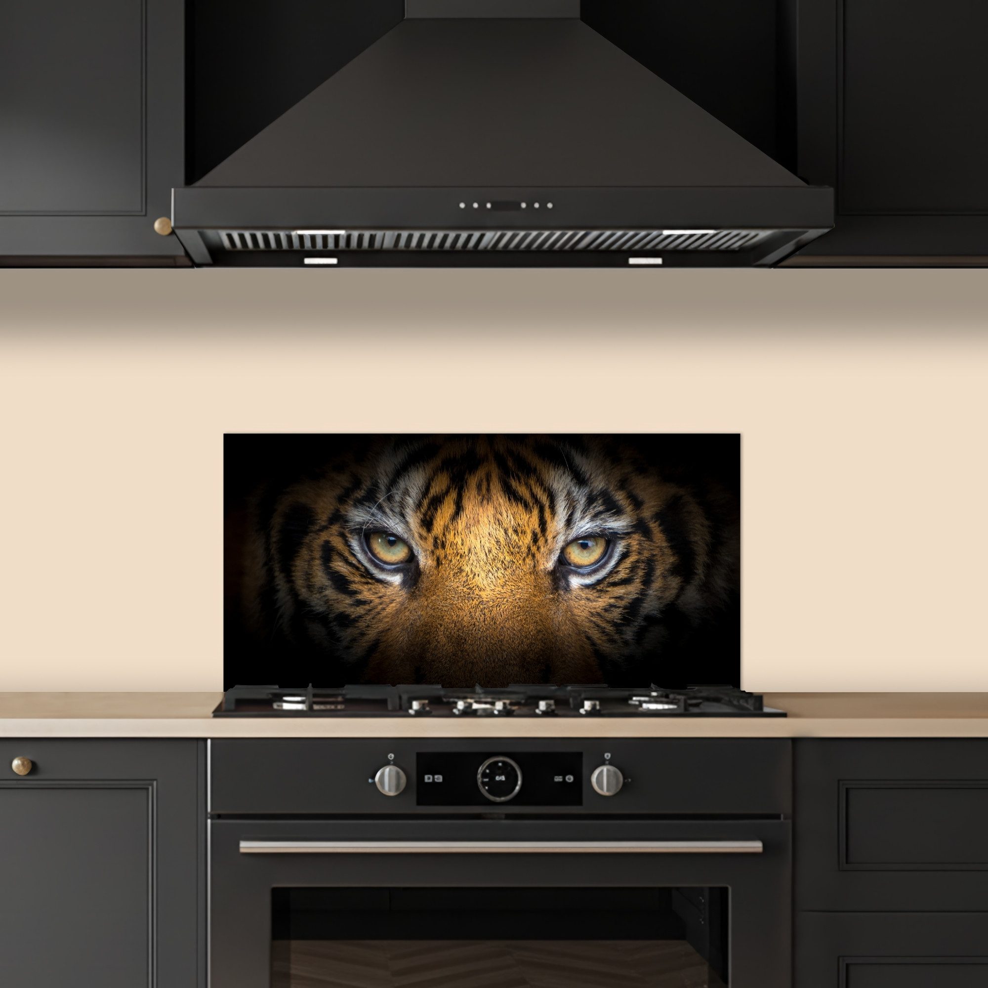 KitchenYeah Küchenrückwand selbstklebend (keine Folie) Tiger - Schwarz - Tier, (1-tlg), Küchenrückwand, Spritzschutz, Kitchen, 60x30 cm – Bild 5 von 5