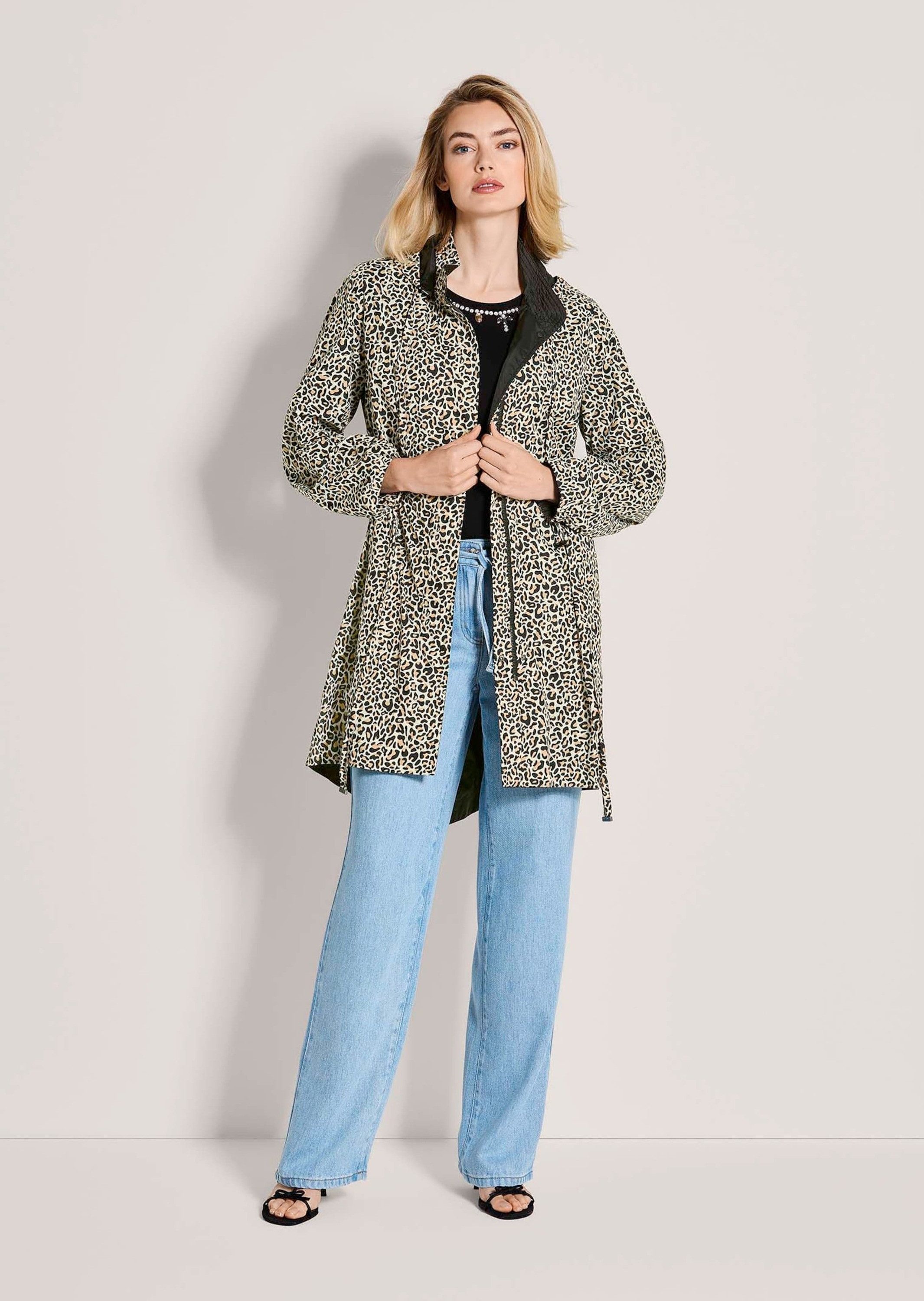MADELEINE Kurzmantel Übergangsmantel mit Kapuze Outdoorjacke mit Reißverschluss, Taschen, Gehschlitz und Langarm