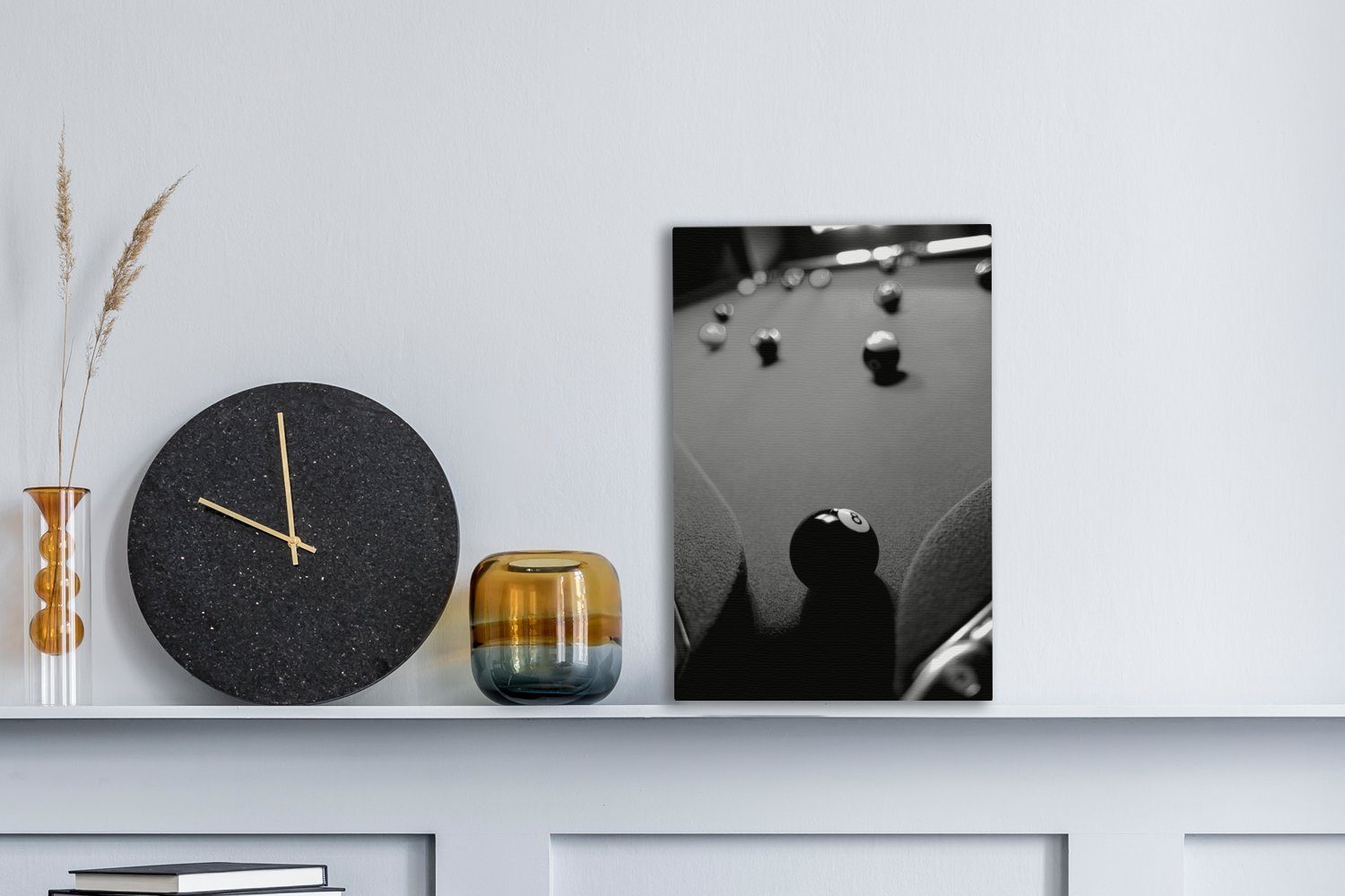 OneMillionCanvasses® Leinwandbild Eine Billardkugel liegt schwarz Zackenaufhänger, zum cm - (1 fertig und bespannt Gemälde, Ziehen St), inkl. weiß, bereit 20x30 Leinwandbild