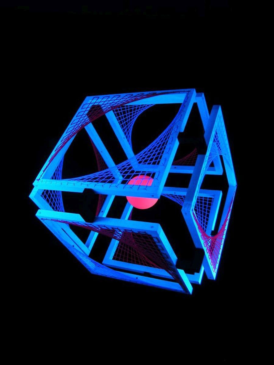 PSYWORK Dekoobjekt Schwarzlicht 3D StringArt unter "Floating Pink Shadow", leuchtet Schwarzlicht UV-aktiv, 55cm, Würfel