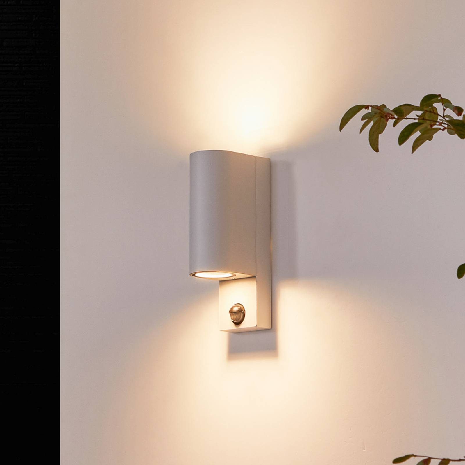 Prios Außen-Wandleuchte Tetje, Metall, Weiß IP65mit Bewegungsmelder, 2 x 10 W LED