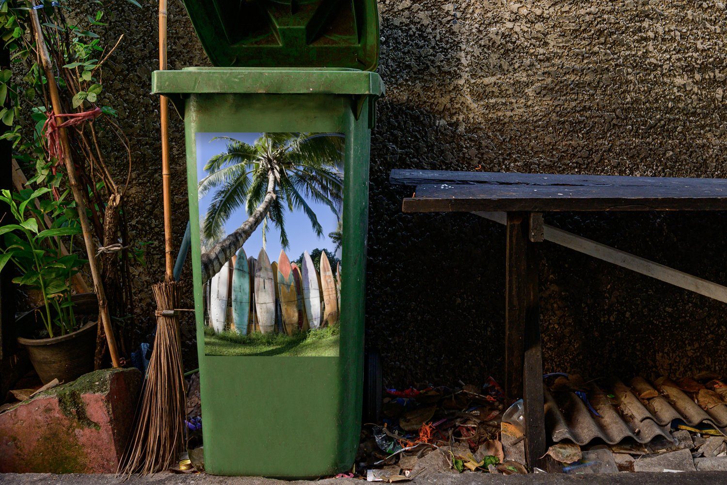MuchoWow Wandsticker Eine Palme von Mülleimer-aufkleber, Abfalbehälter neben Mülltonne, Container, Surfbrettern St), Reihe (1 einer Sticker