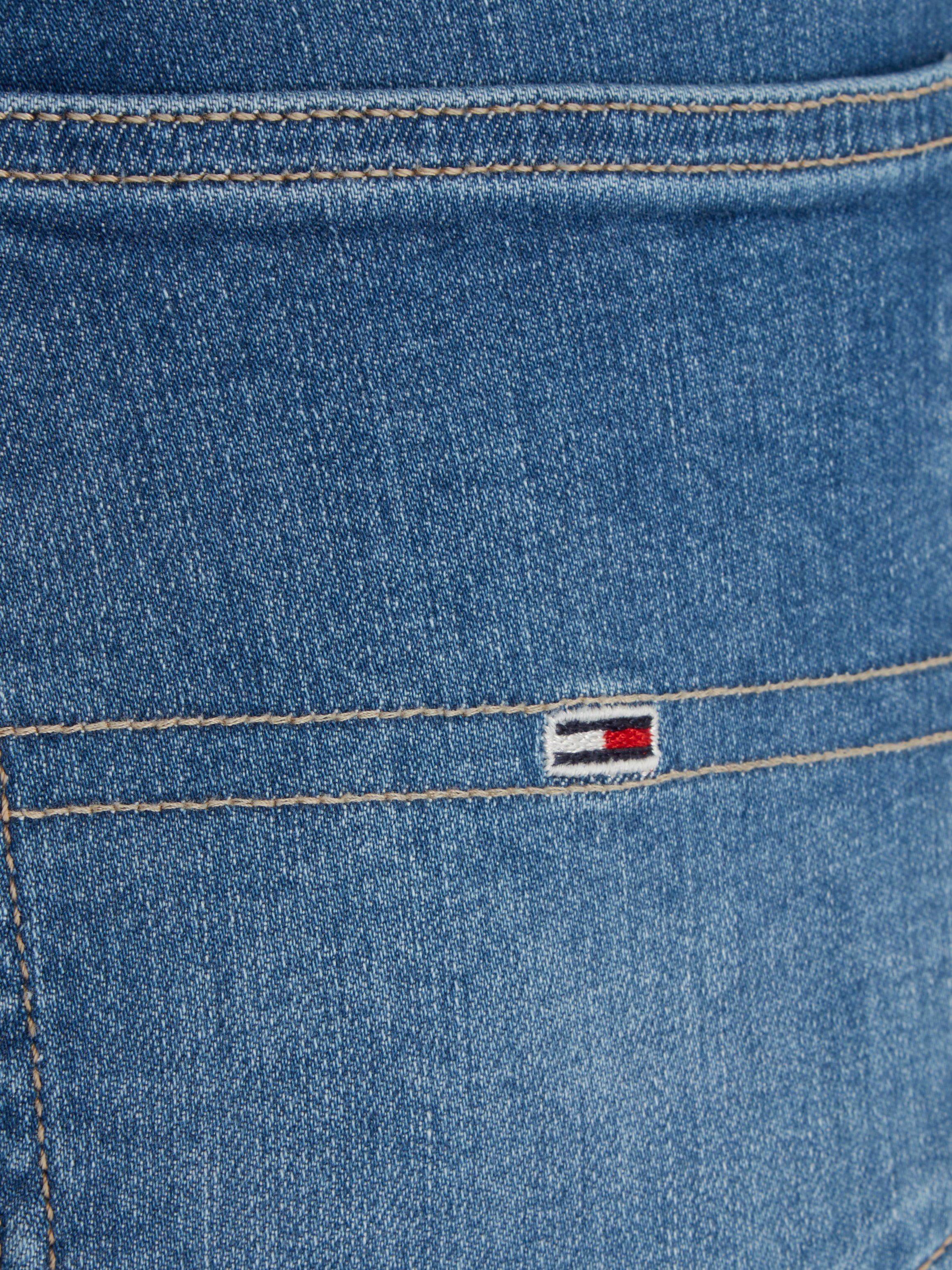 Tommy Jeans Bequeme Jeans Sylvia mit Medium2 Denim Ledermarkenlabel
