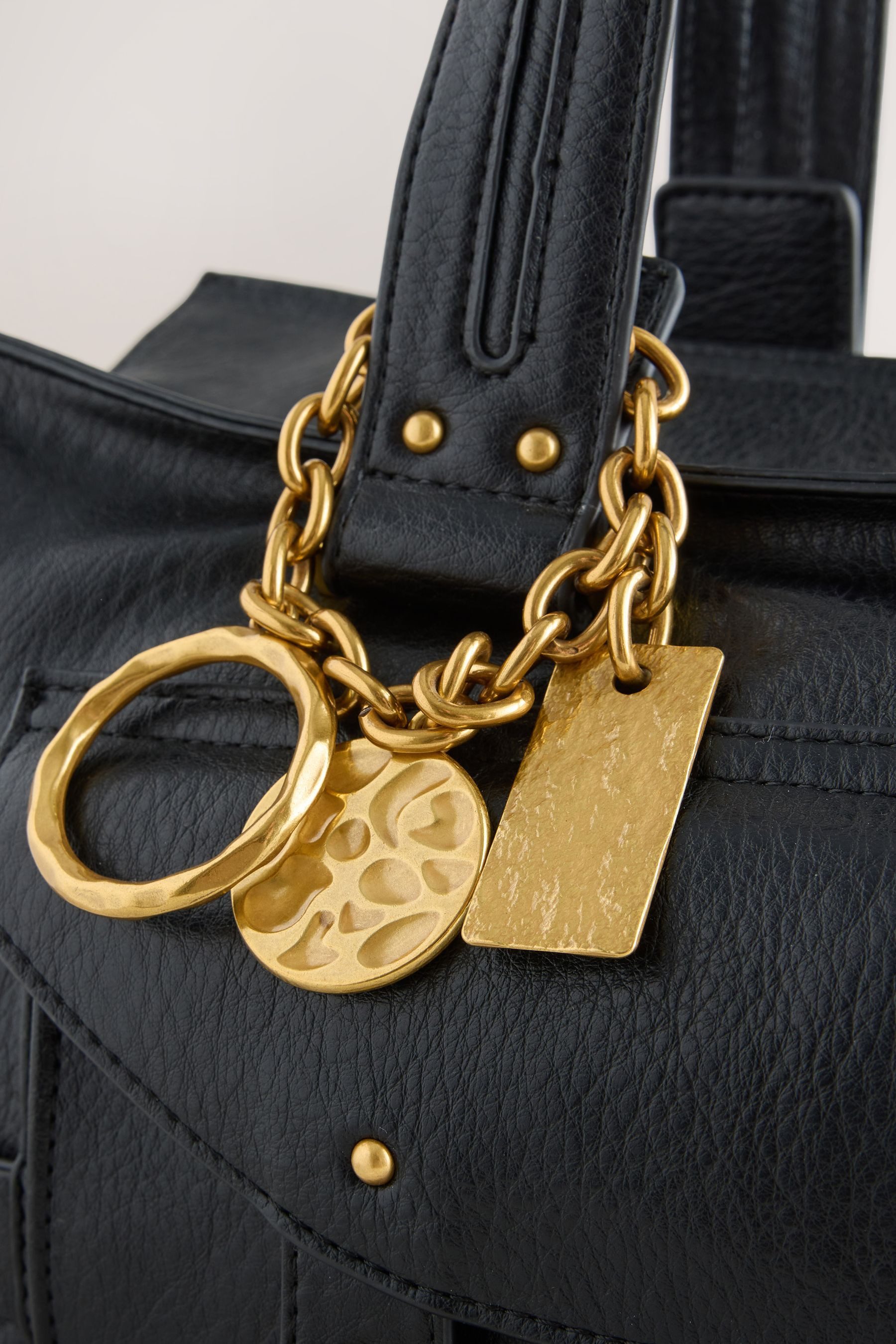 Next Handtasche Tragetasche mit Schnalle und Anhänger (1-tlg)